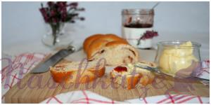 Hefezopf mit Marmelade