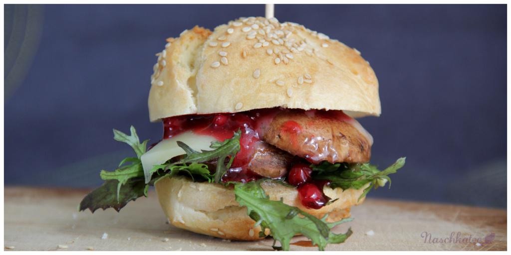 Burger aus Guten-Morgen-Brötchen mit Champignon, Käse und Preiselbeeren (2)