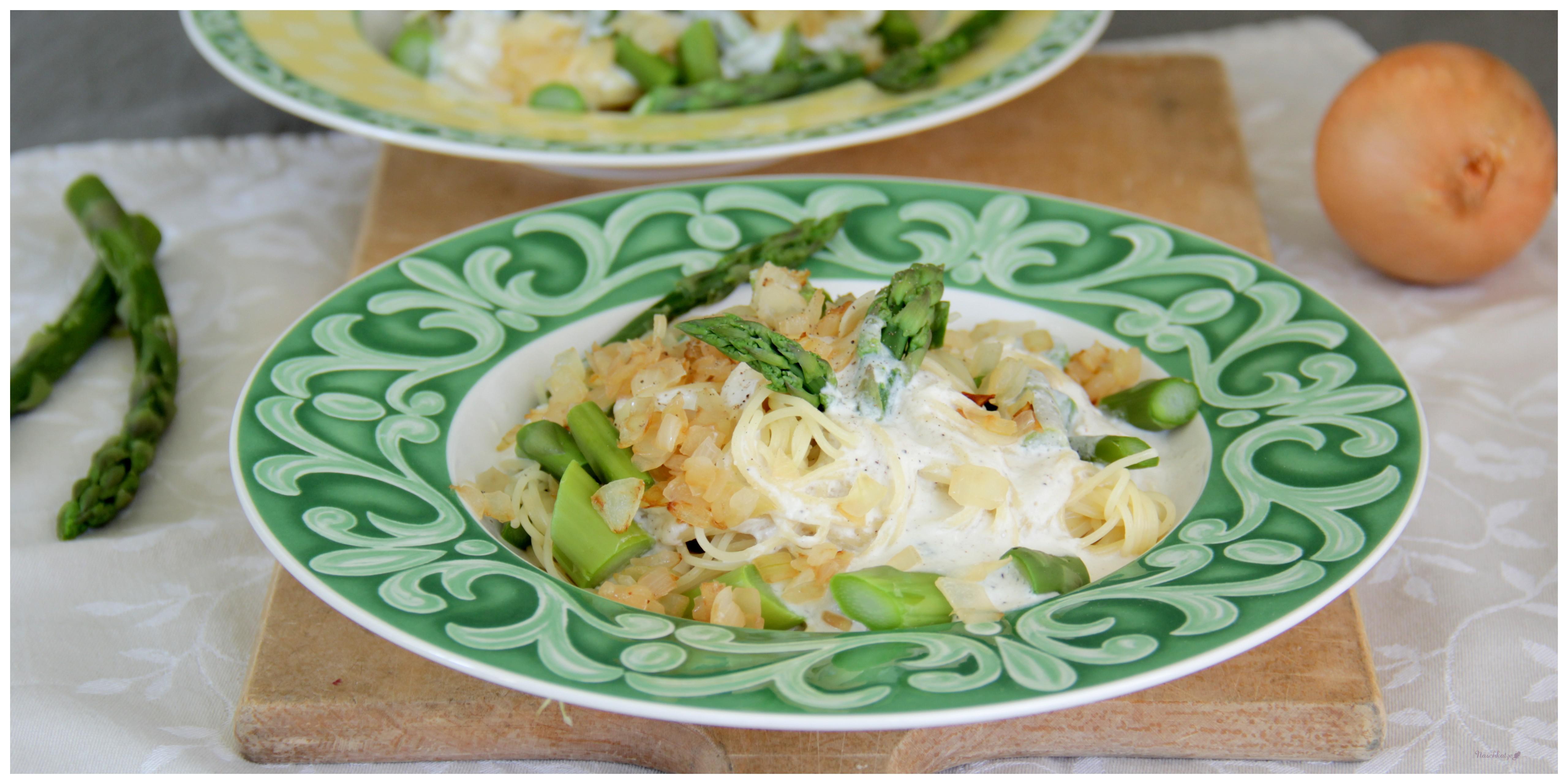 Pasta mit grünem Spargel, gebratenen Zwiebeln & Ziegenfrischkäse-Sauce