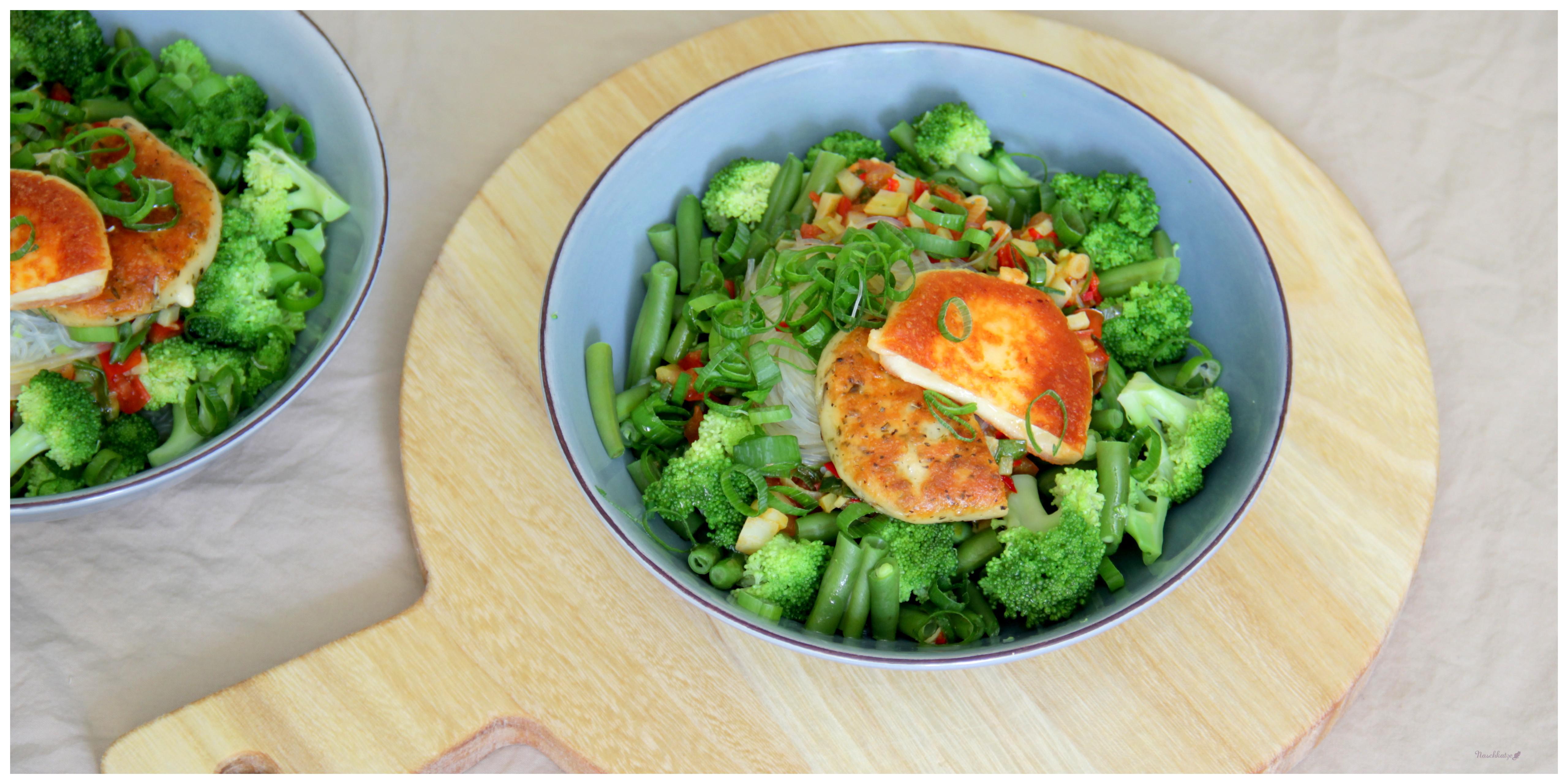 Green Lunchbowl mit Glasnudeln & Grillkäse