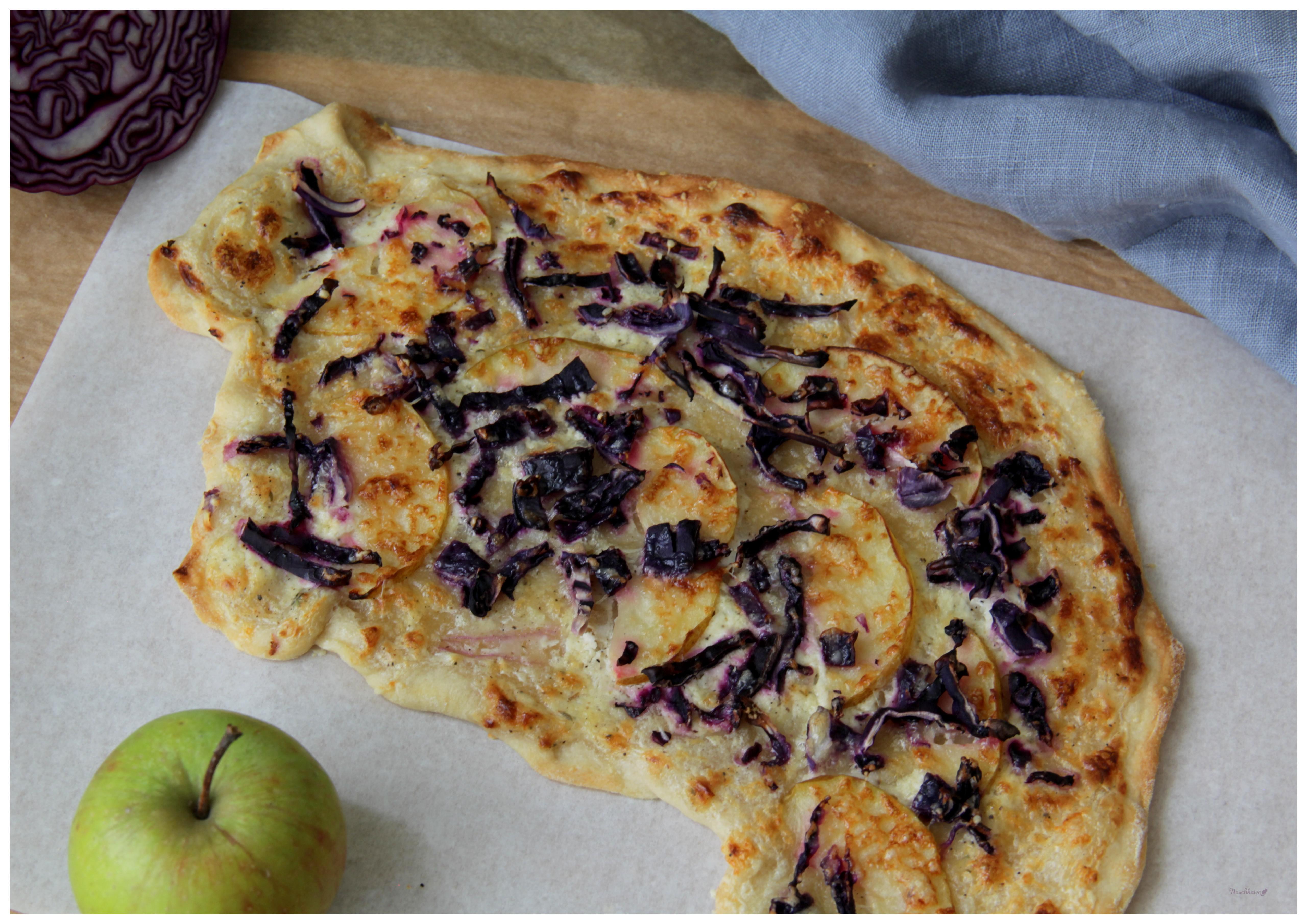 Flammkuchen mit Rotkohl, Apfel & Bergkäse