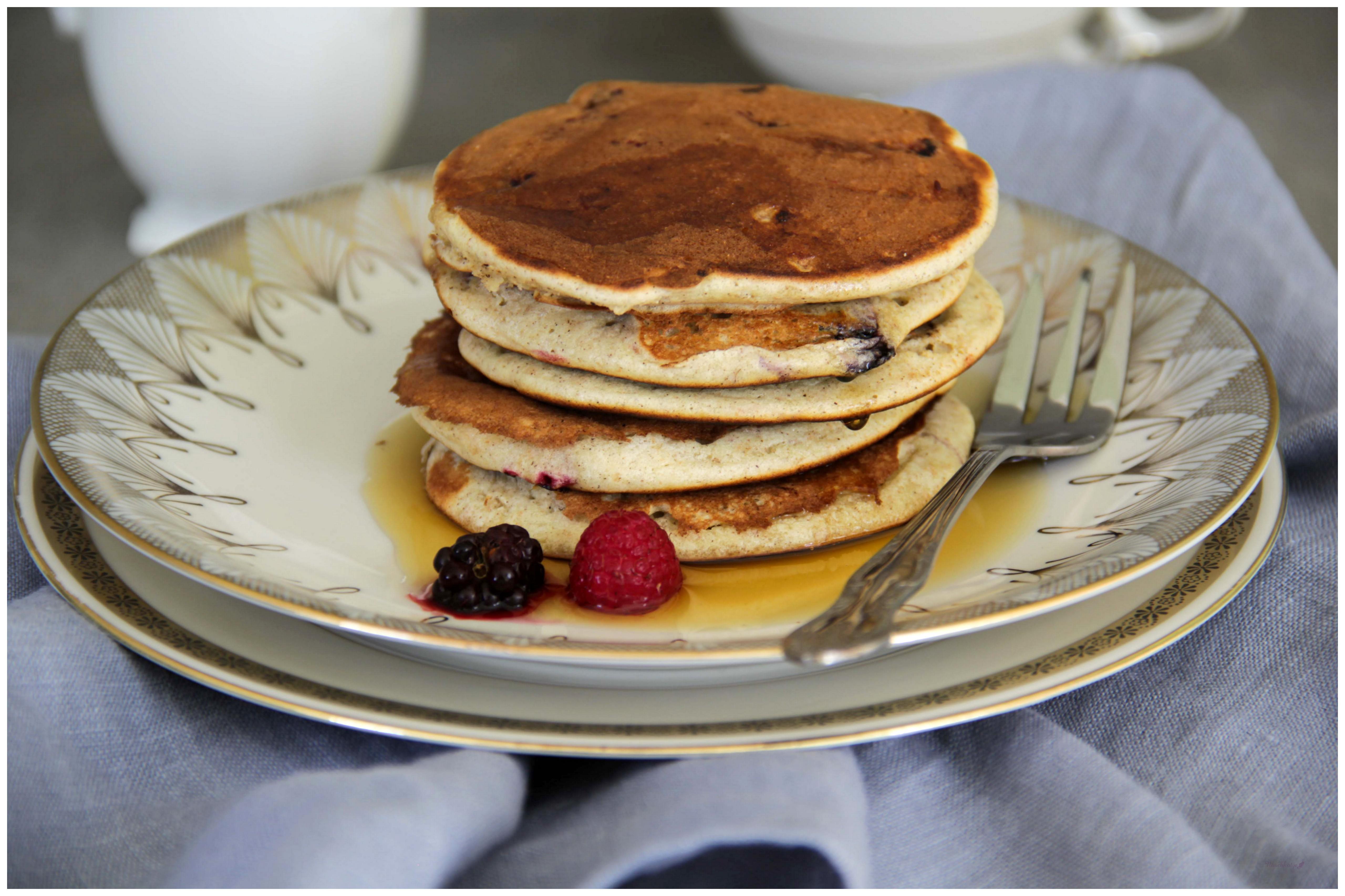 Buchweizen-Dinkel-Pancakes mit Beeren & Ahornsirup
