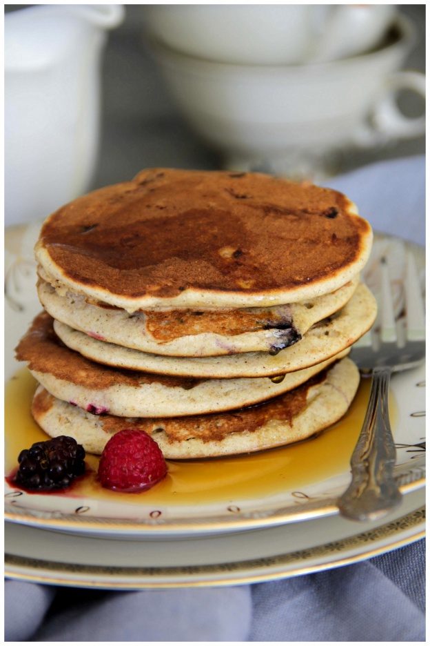 Buchweizen-Dinkel-Pancakes mit Beeren &amp; Ahornsirup – Naschkatze