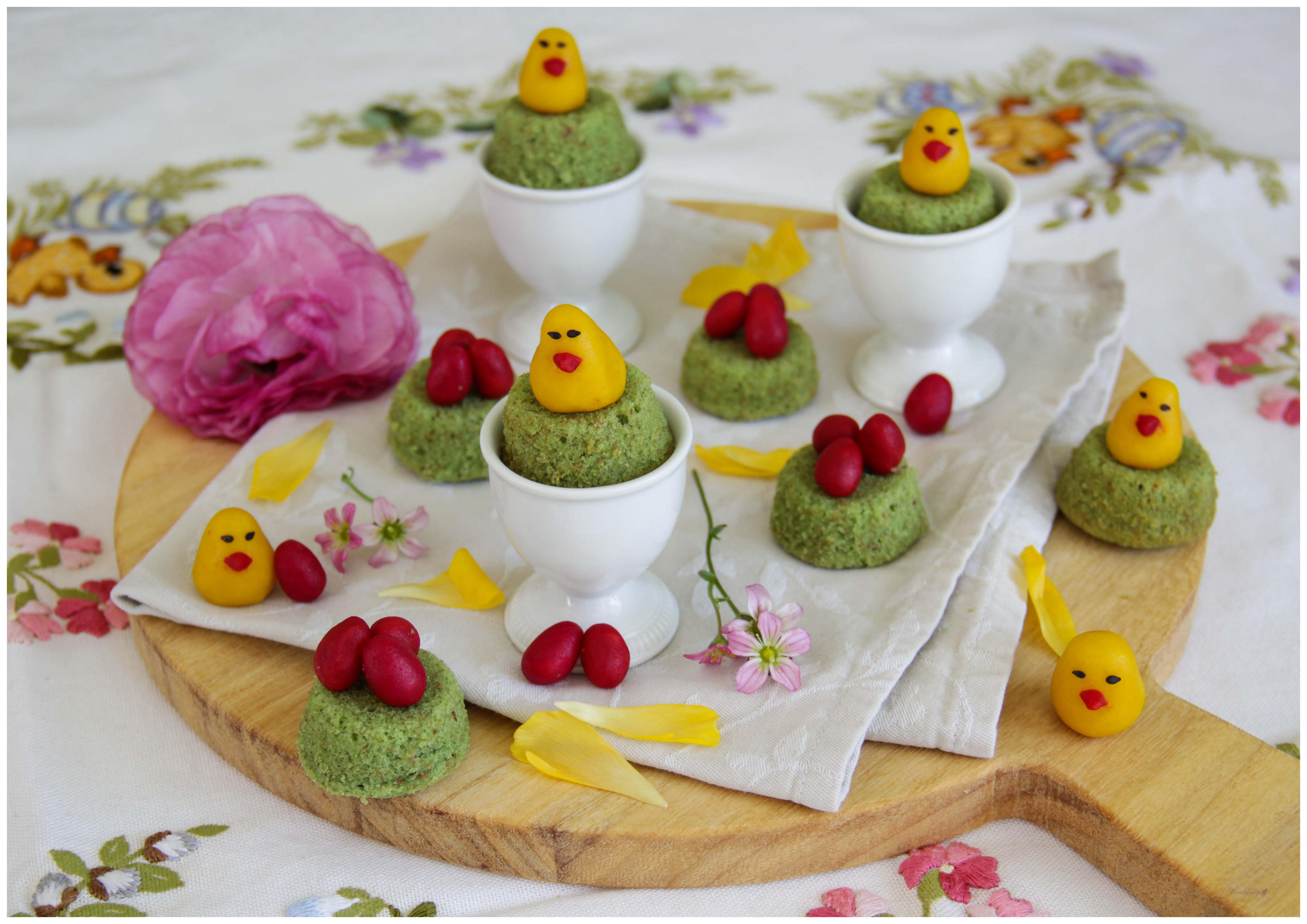 Oster-Mini-Muffins mit buntem Marzipandekor