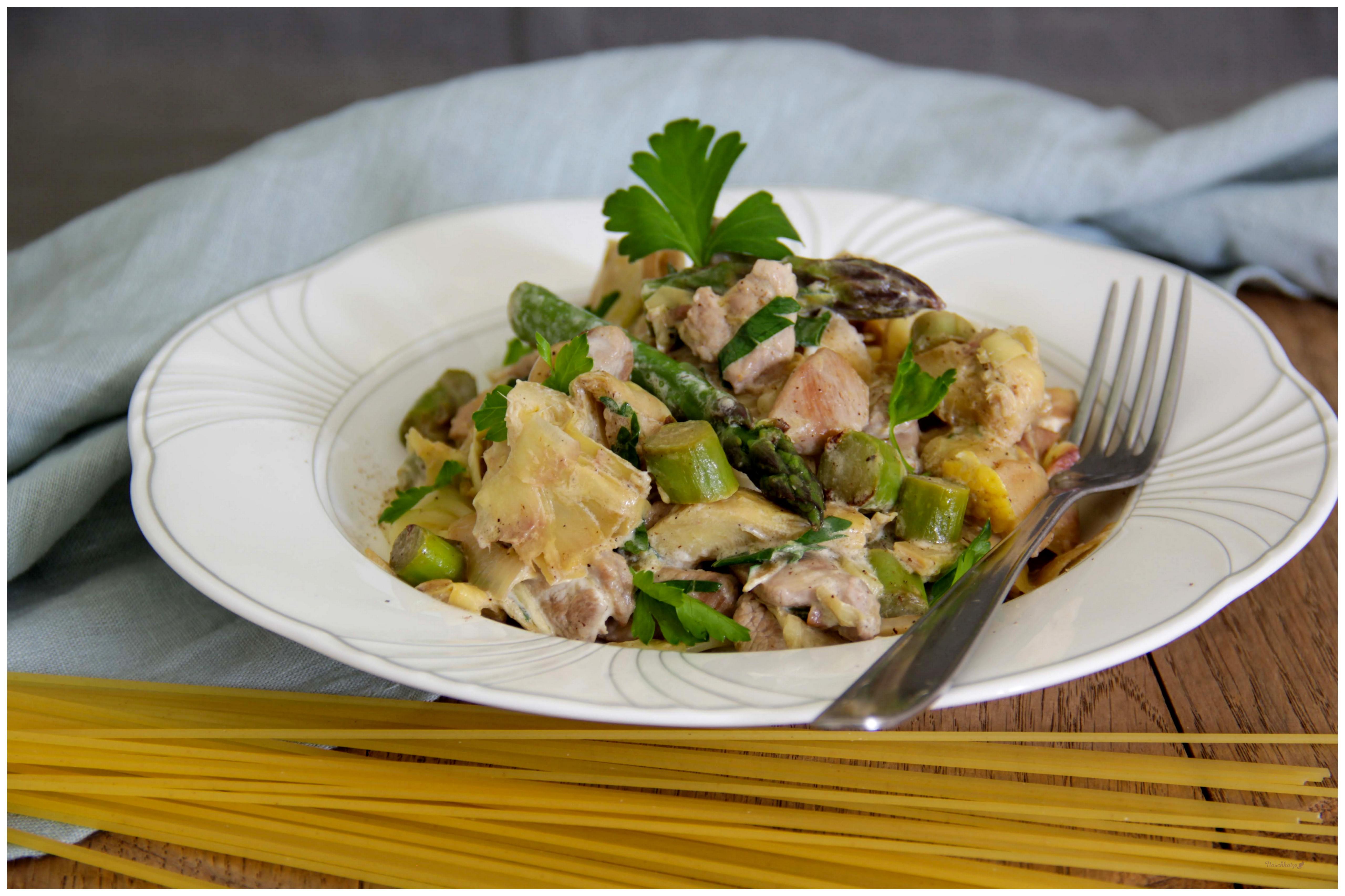 Herzhafte Pasta mit Artischocken, Pute & Spargel