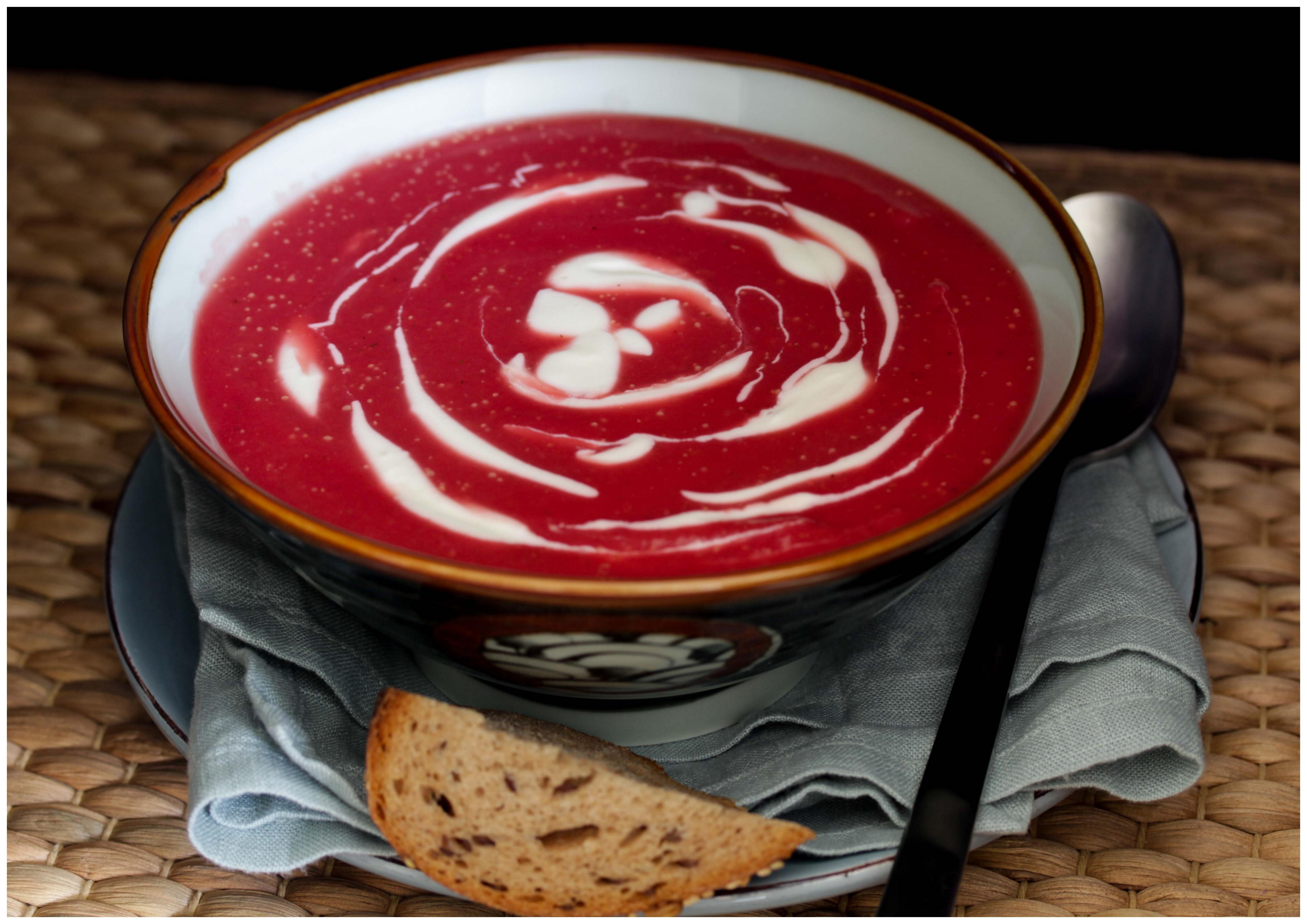 Rote Beete-Kartoffel-Suppe mit Meerrettich
