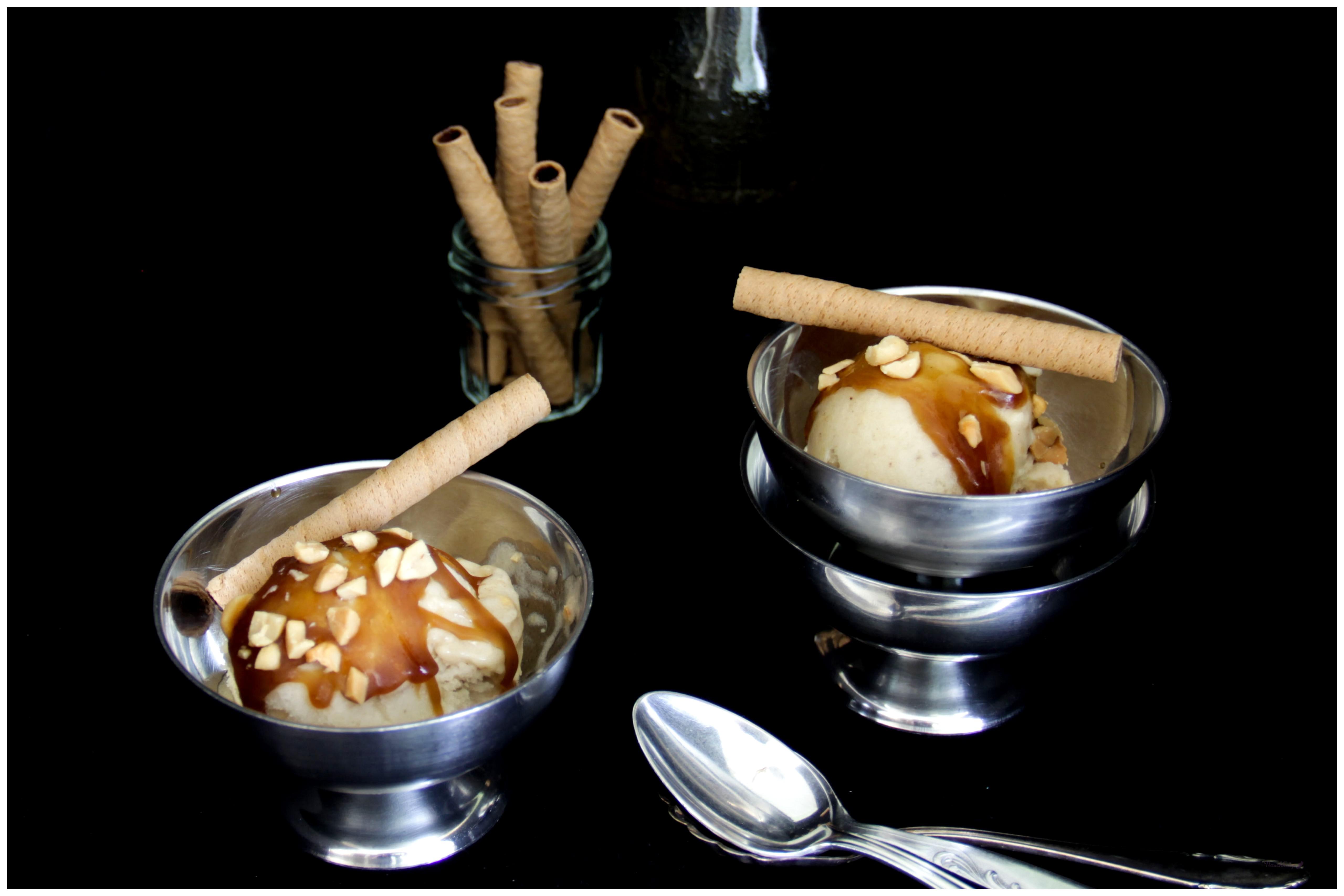 Vegane Bananen-Zimt-Nicecream mit Erdnuss & Karamellsauce (Werbung)