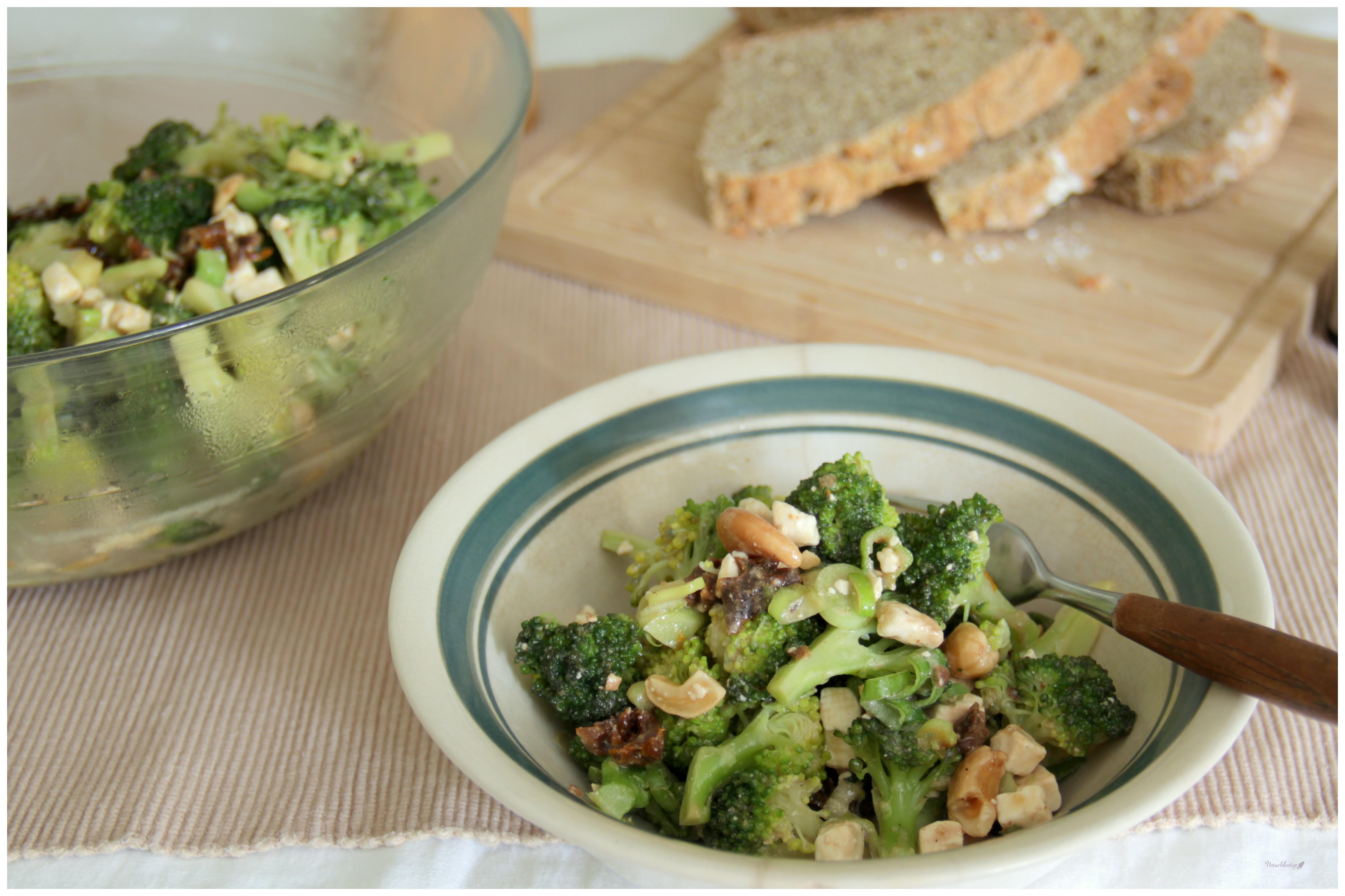 Roher Brokkoli-Salat mit Feta, zweierlei Tomaten & Cashews