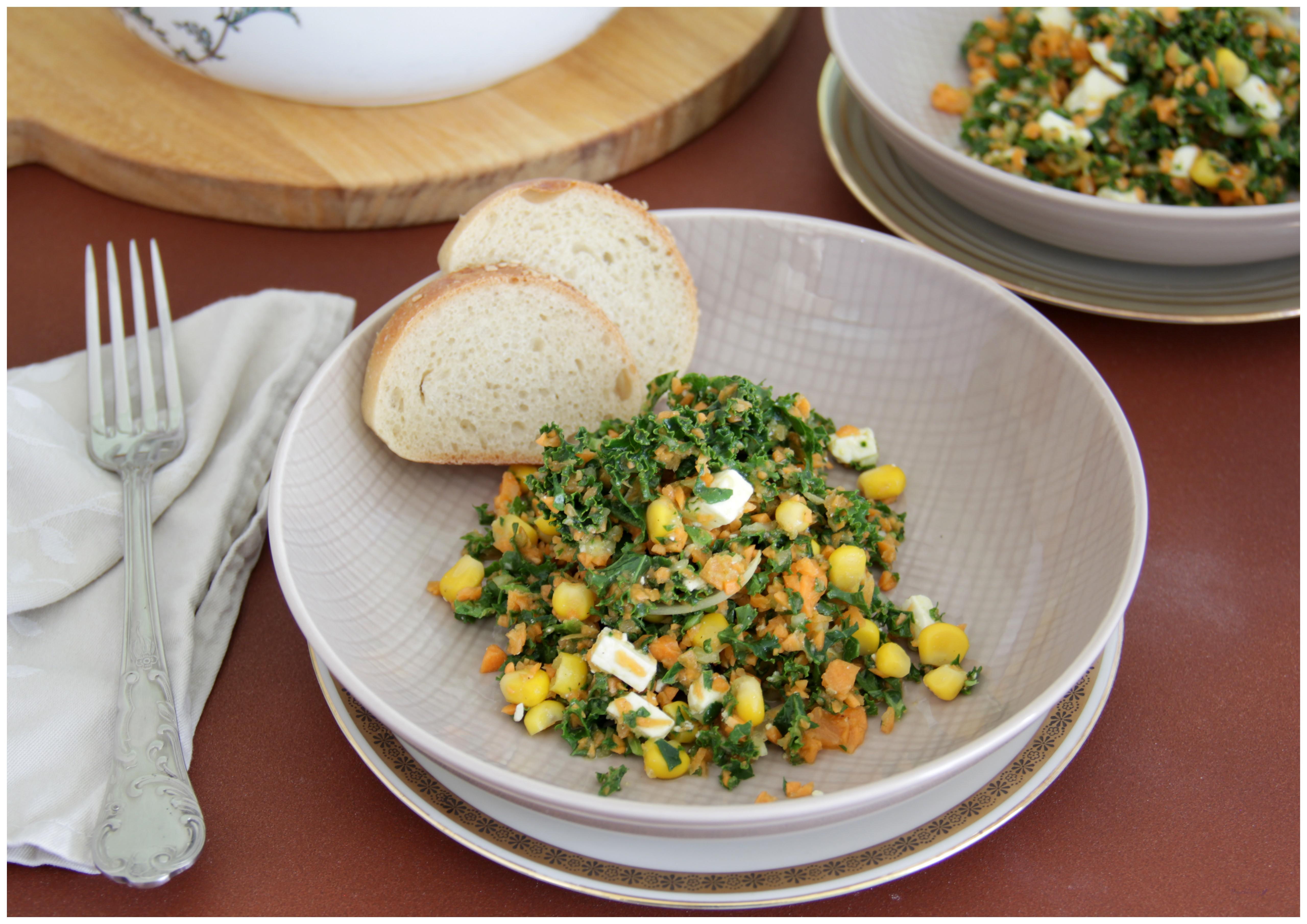 Grünkohl-Karotten-Mais-Salat mit Feta