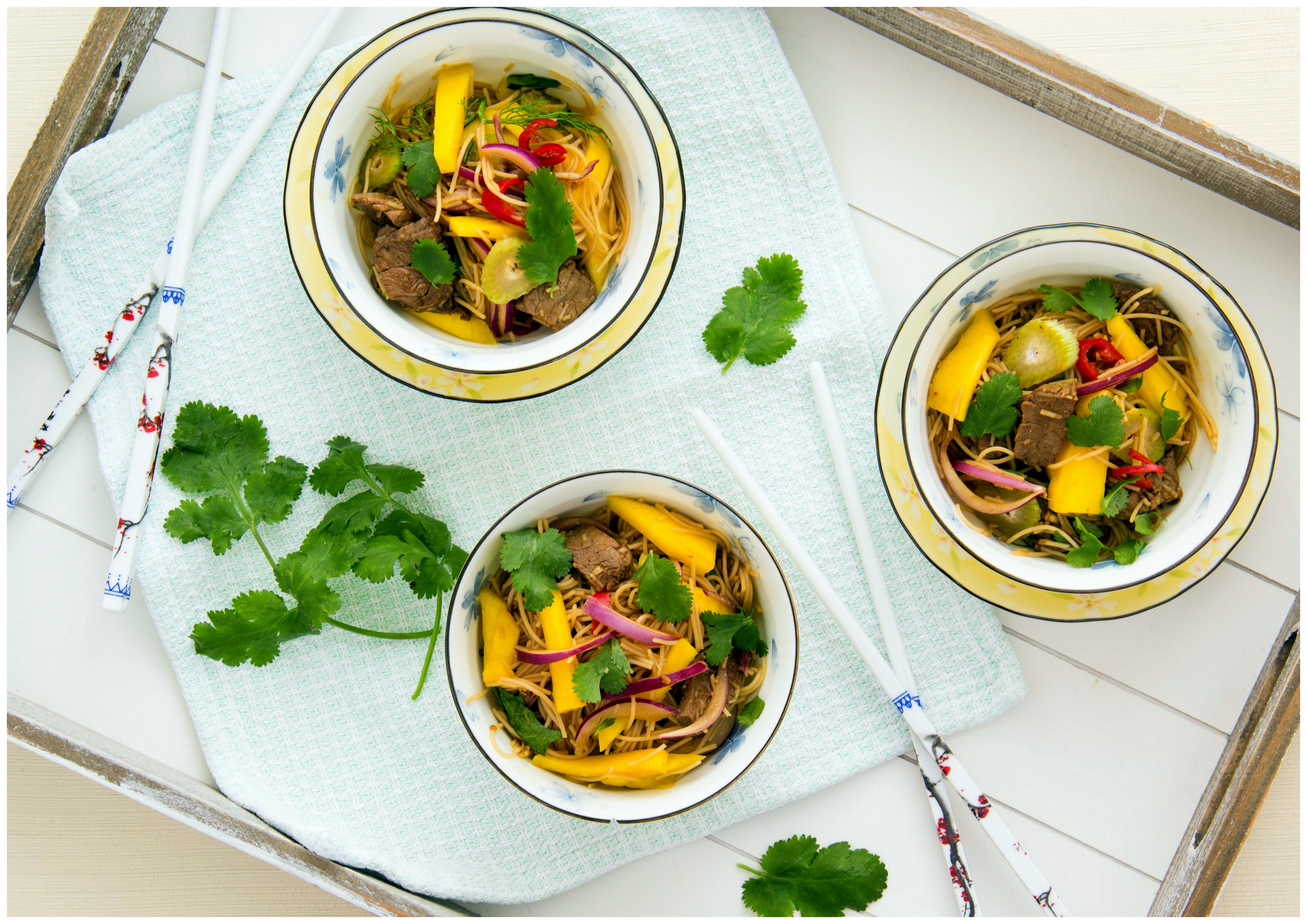 Pikanter Glasnudelsalat mit Mango & Rind