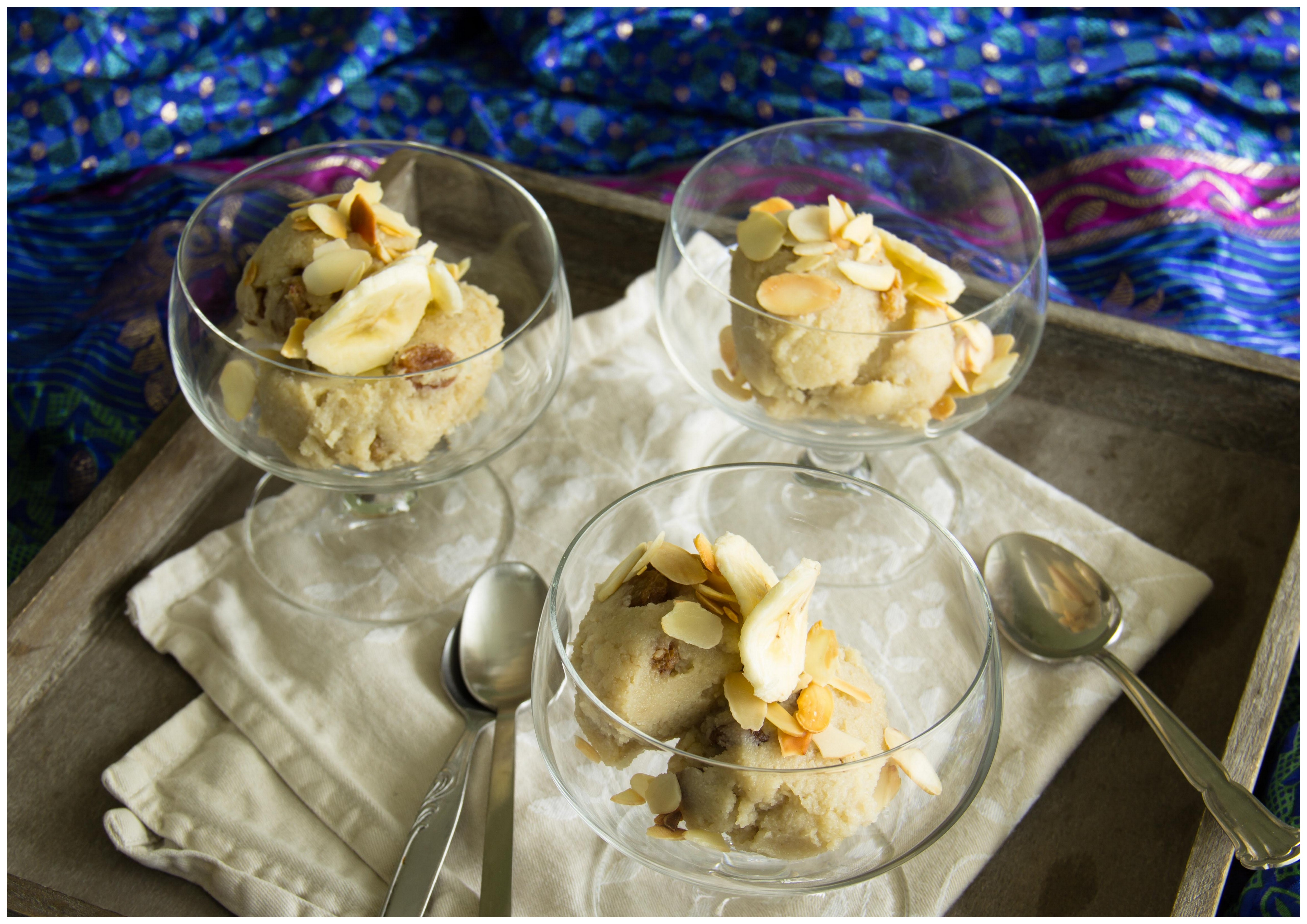 Indisches Grießdessert mit Banane, Sultaninen & Mandeln