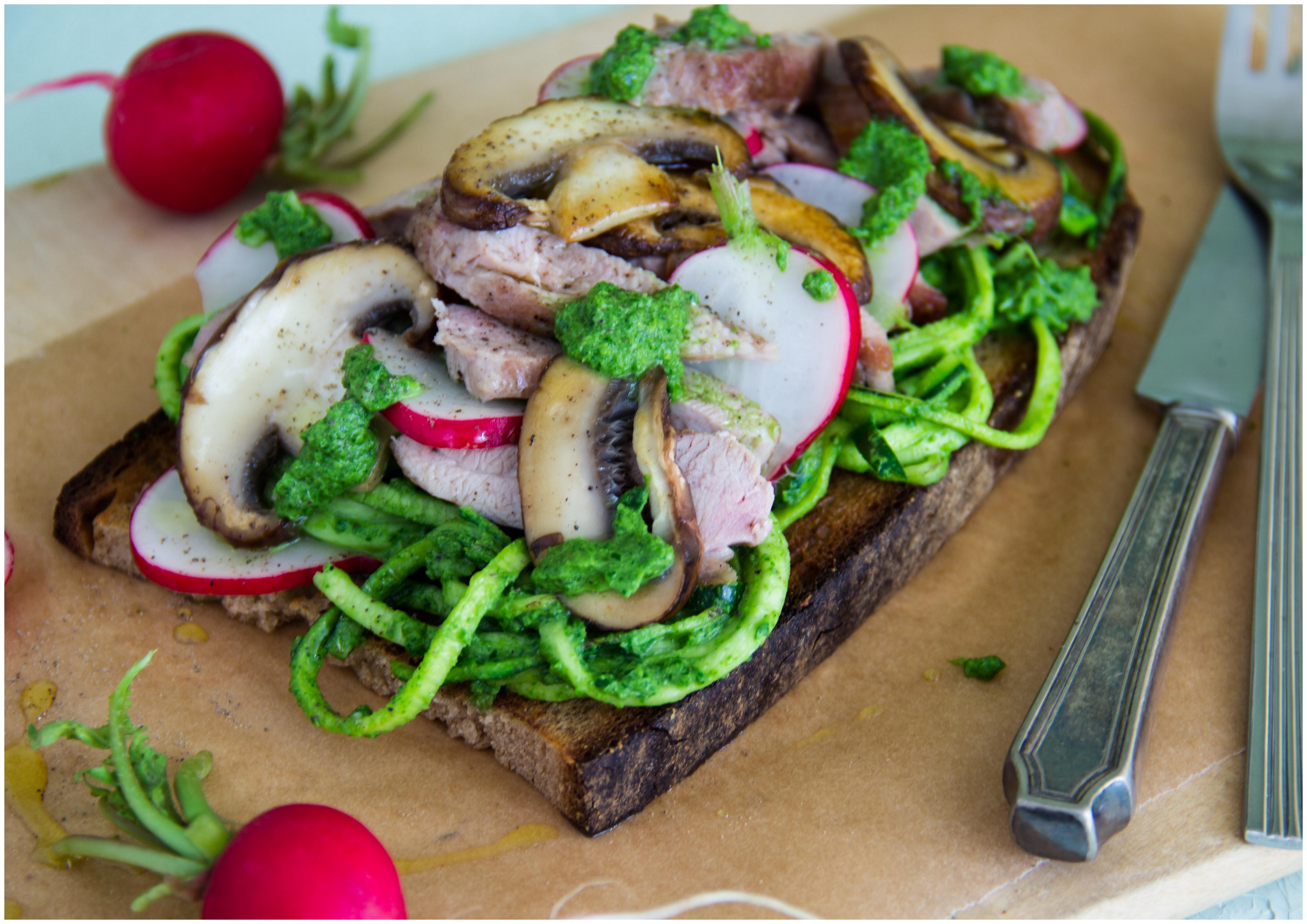 Buntes Brot mit Pute, Radieschen, Pilzen, Zucchini & Pesto