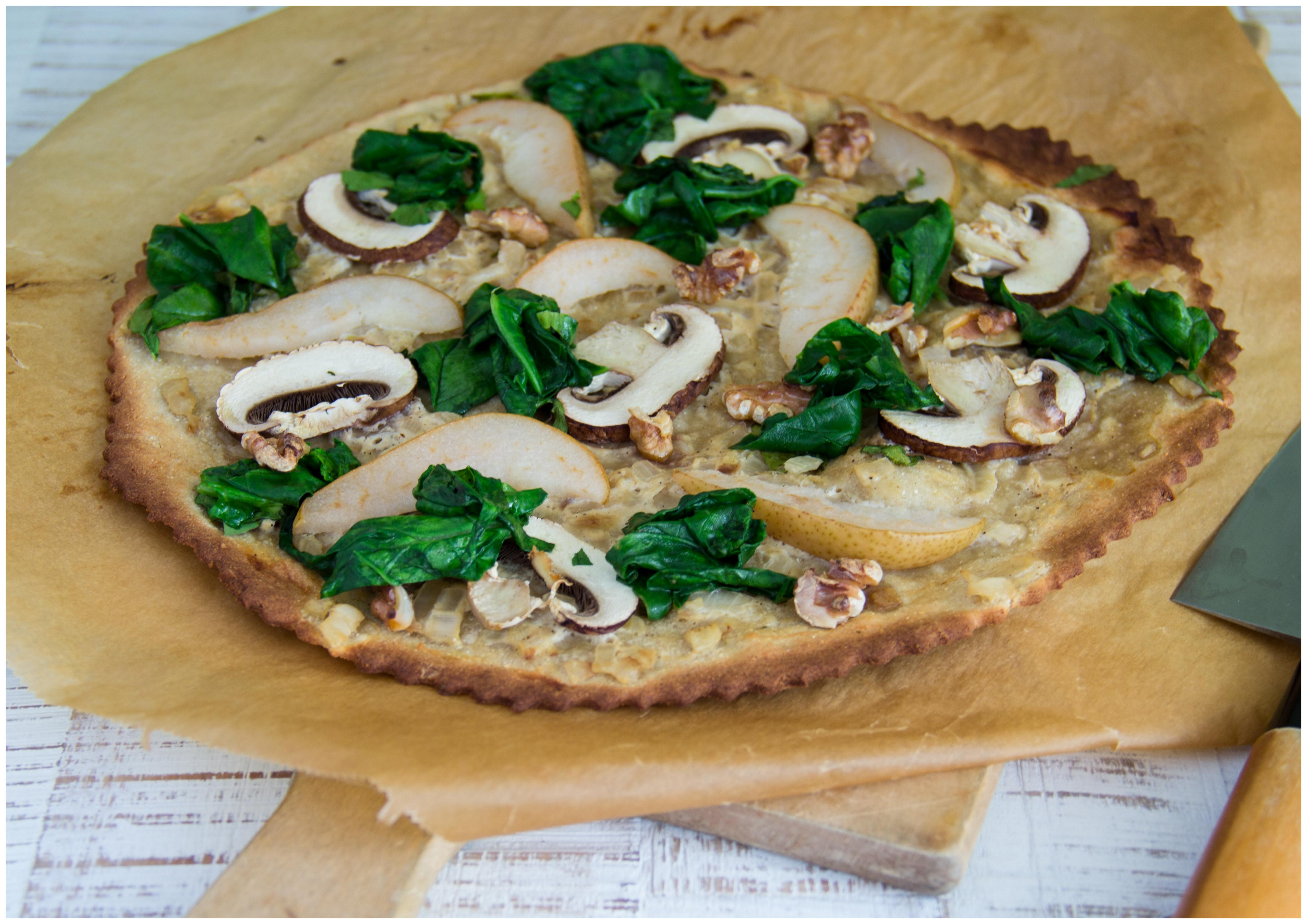 Flammkuchen mit Buchweizen, Spinat, Pilzen, Birne & Walnuss