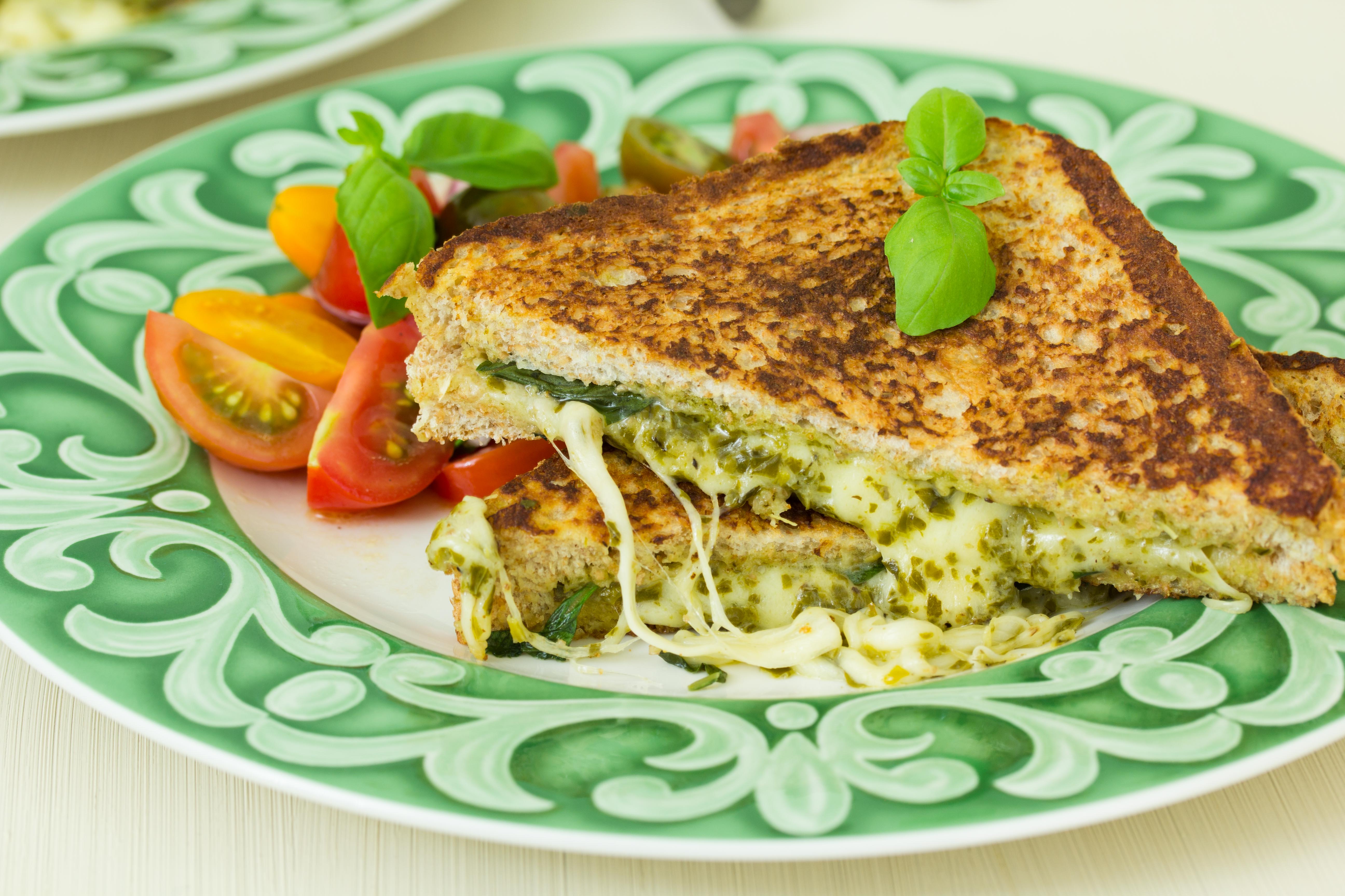 Pesto-Mozzarella in carrozza mit Tomatensalat