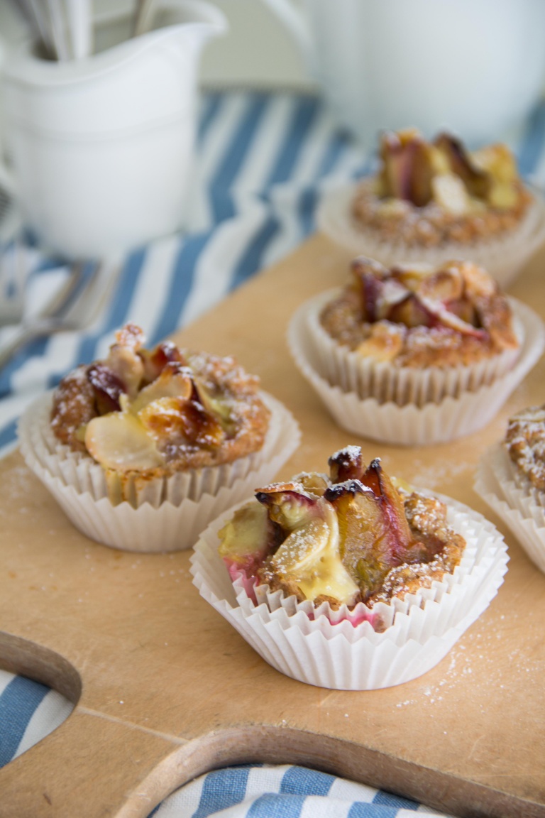 Haferflockenmuffins mit Zwetschge und Vanillepudding (vegan)