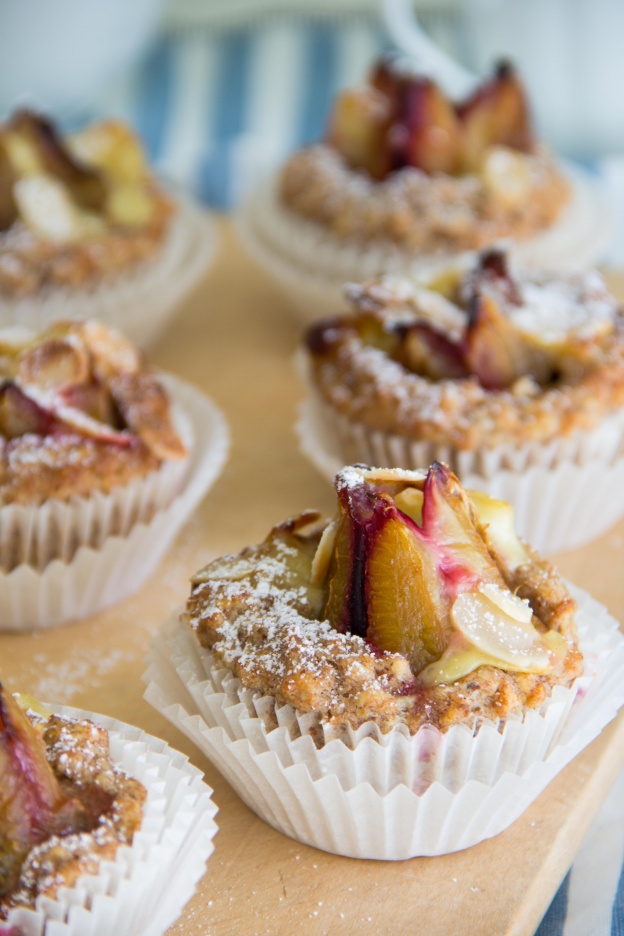 Haferflockenmuffins mit Zwetschge und Vanillepudding (vegan)