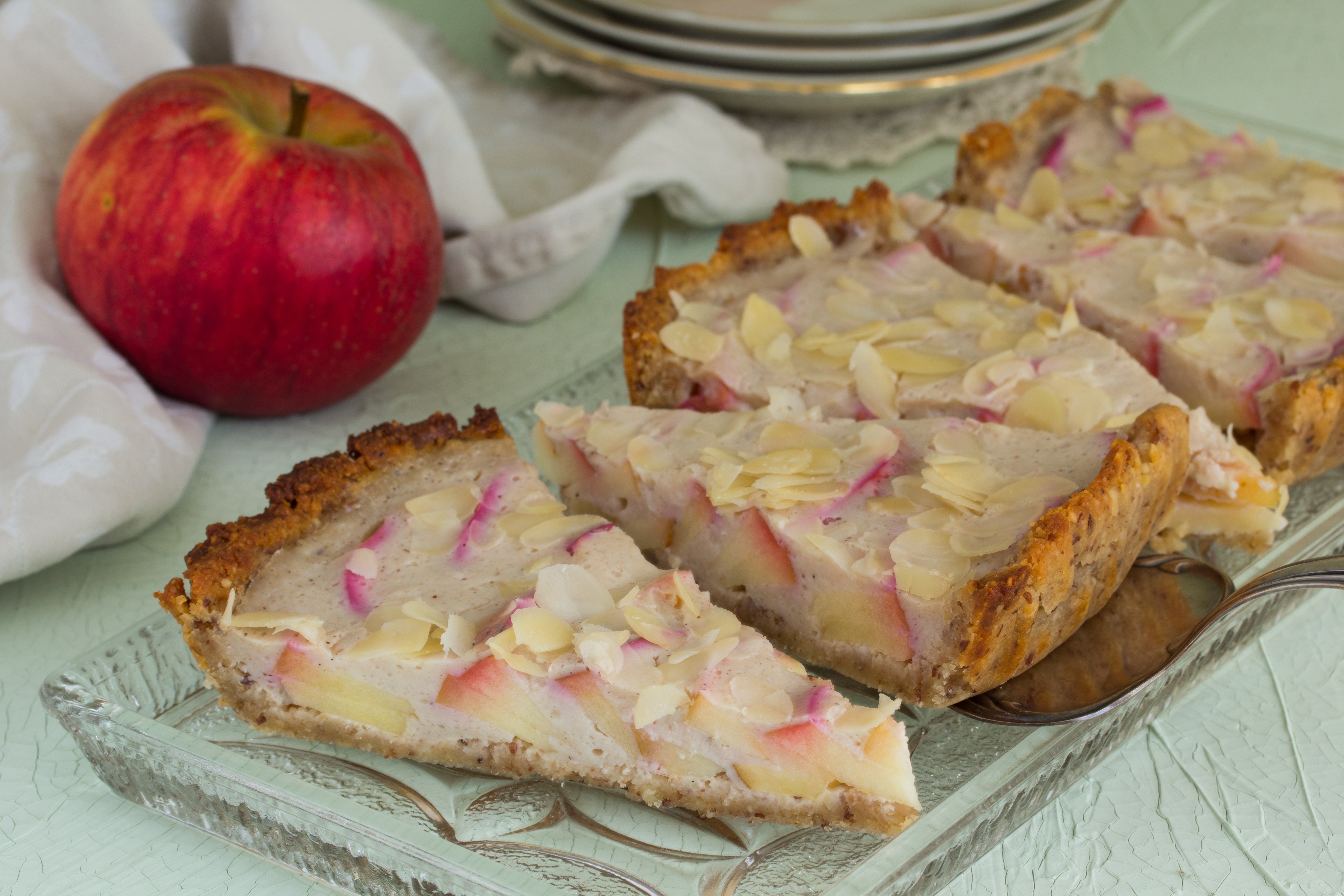 Apfelkuchen mit Guss & Mandel-Marzipan-Boden (vegan)