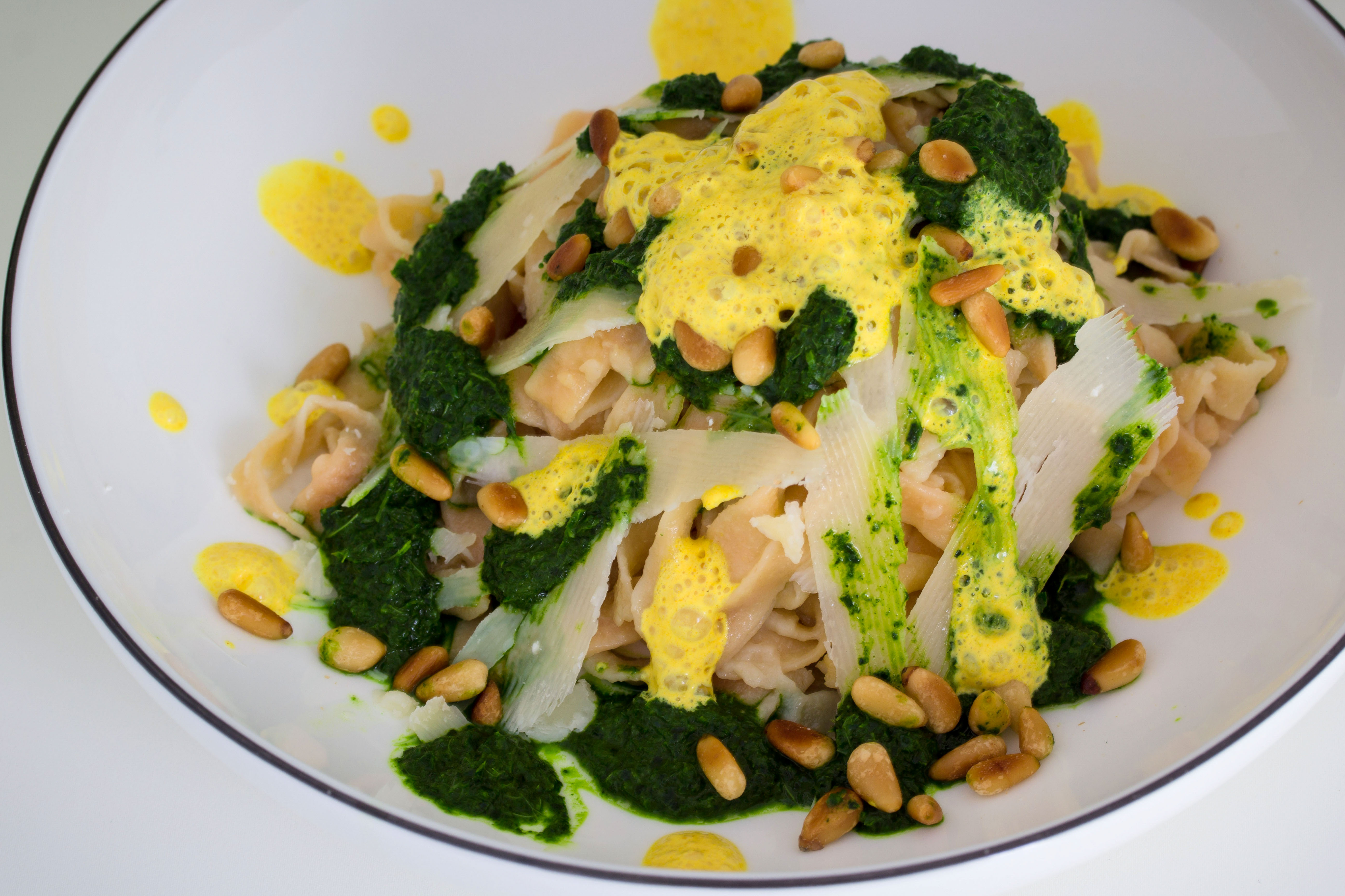 Tagliatelle mit Grünkohlpesto & Kurkuma-Zitronen-Schaum (Werbung)