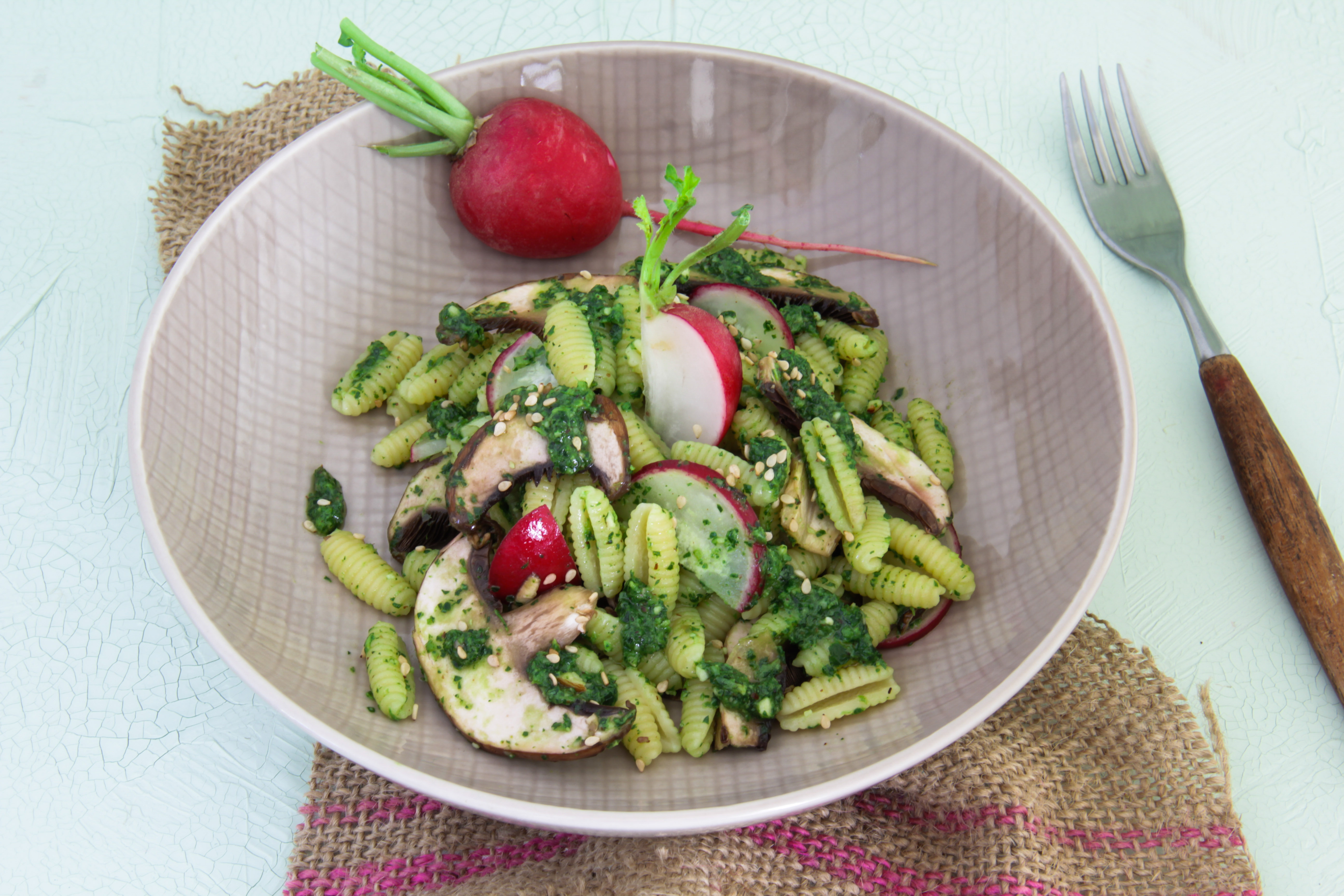 Gnocchetti mit Radieschen-Pesto, Radieschen & Pilzen