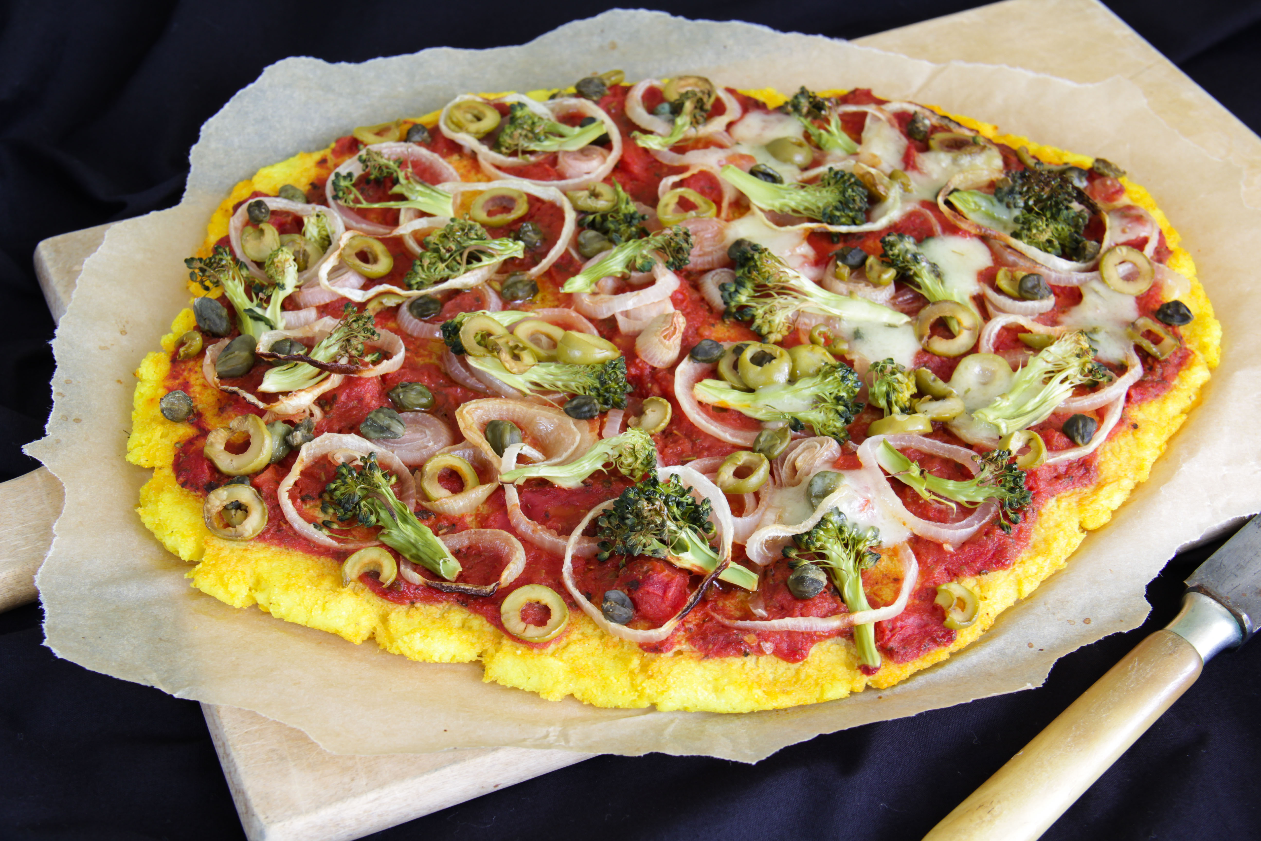 Polenta-Pizza mit Brokkoli, Kapern & Oliven