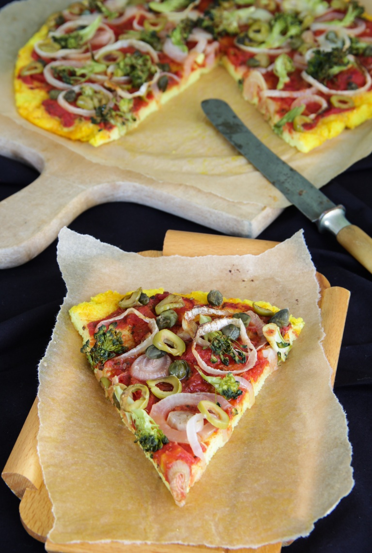 Naschkatze: Polenta-Pizza mit Brokkoli, Kapern und Oliven