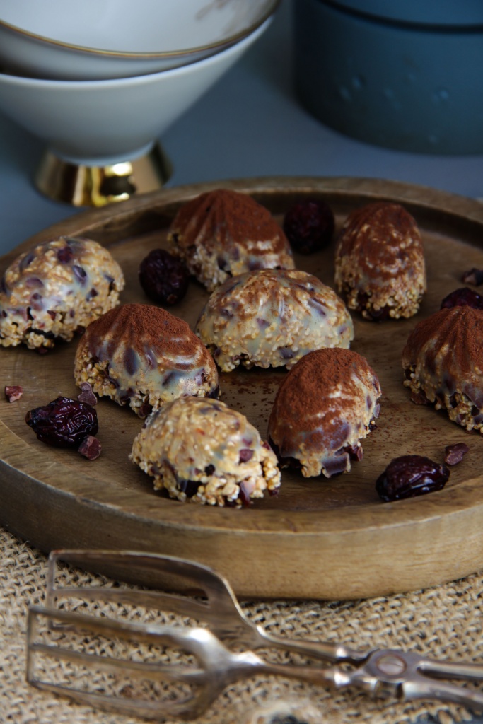 Naschkatze: Luftige Amaranth-Pralinen mit Kakaonibs &amp; Cranberries