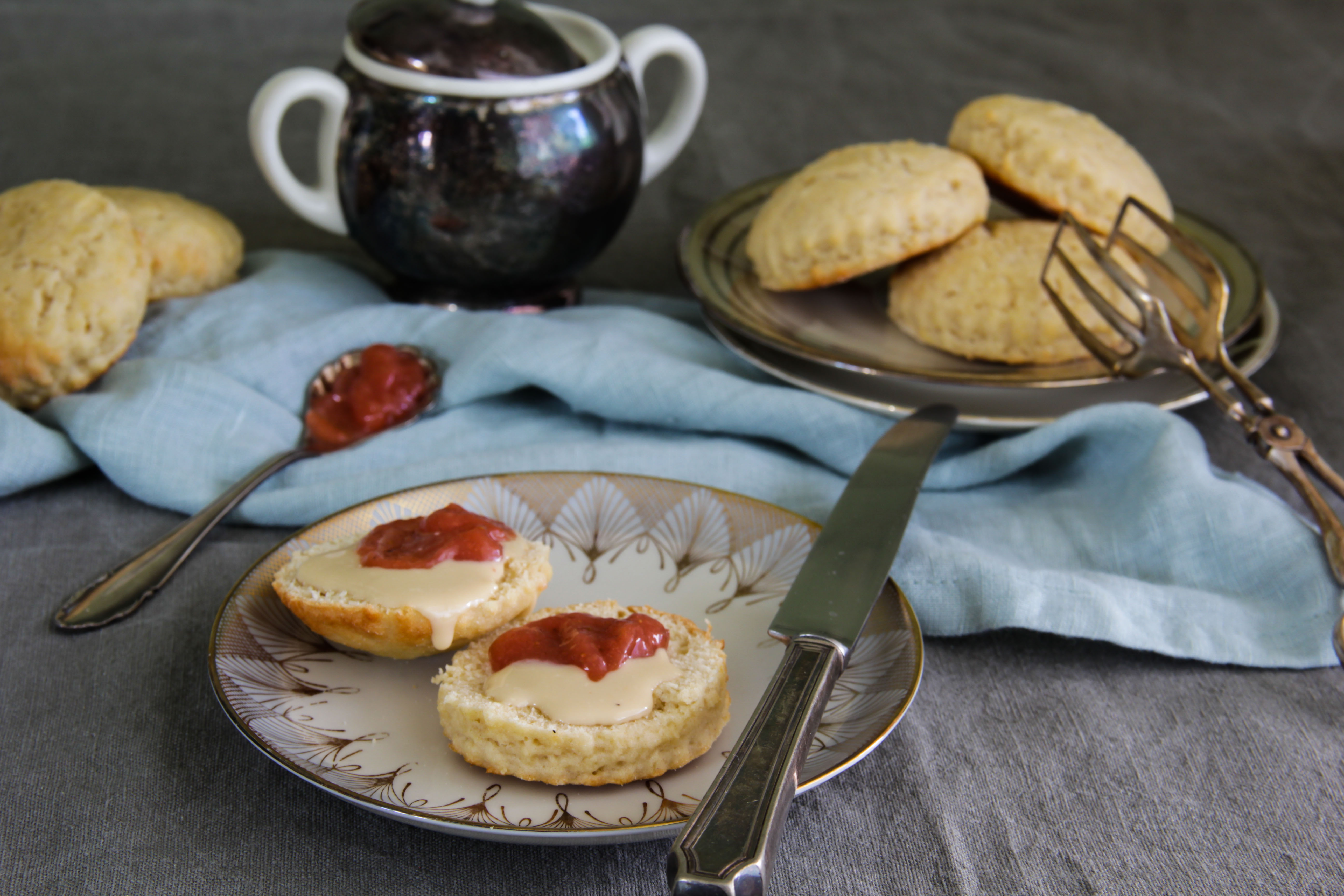 Mandel-Scones mit Ingwer, Mandelmus & Erdbeerkonfitüre