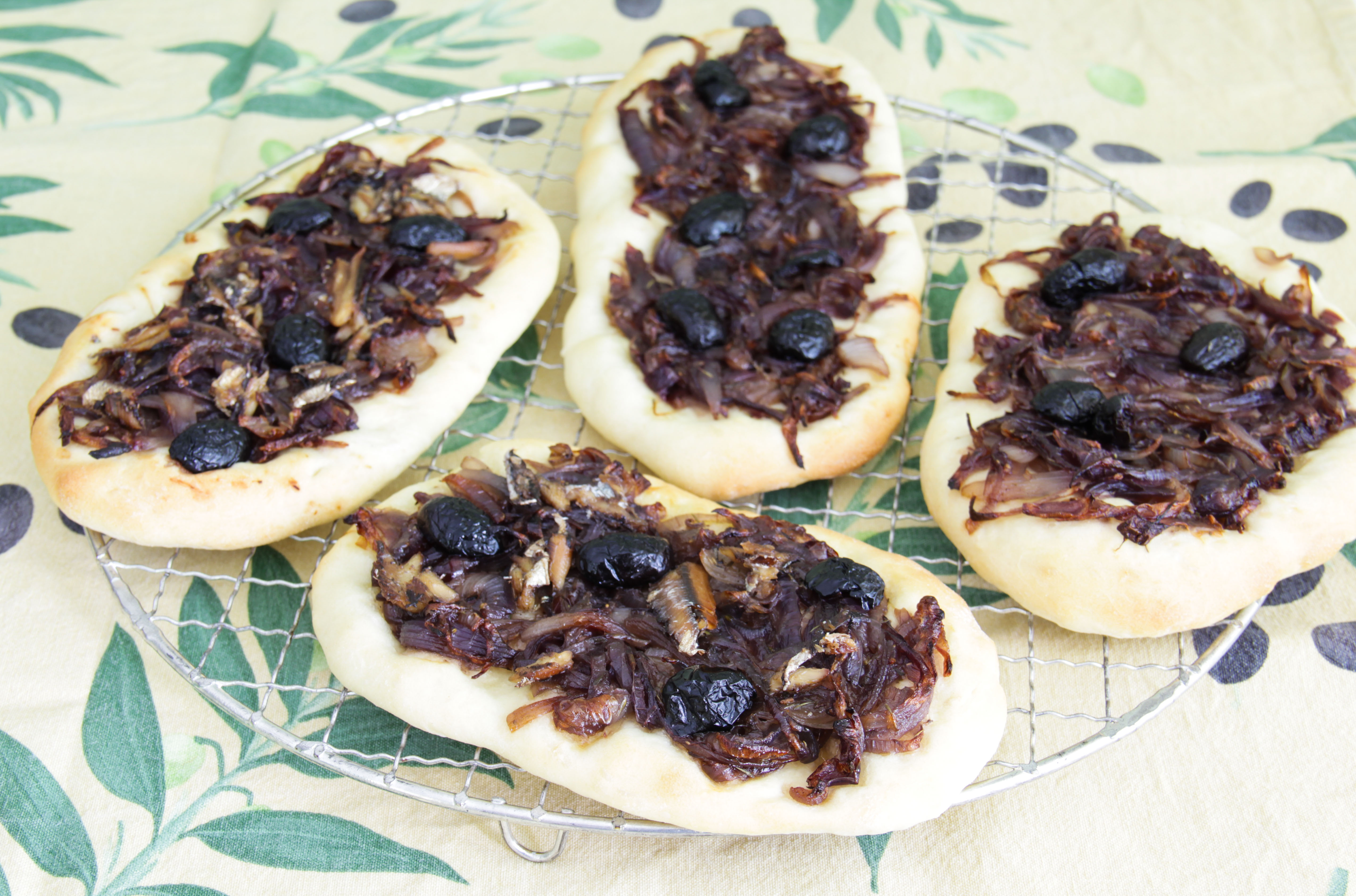 Herzhafte Pissaladière mit roten Zwiebeln