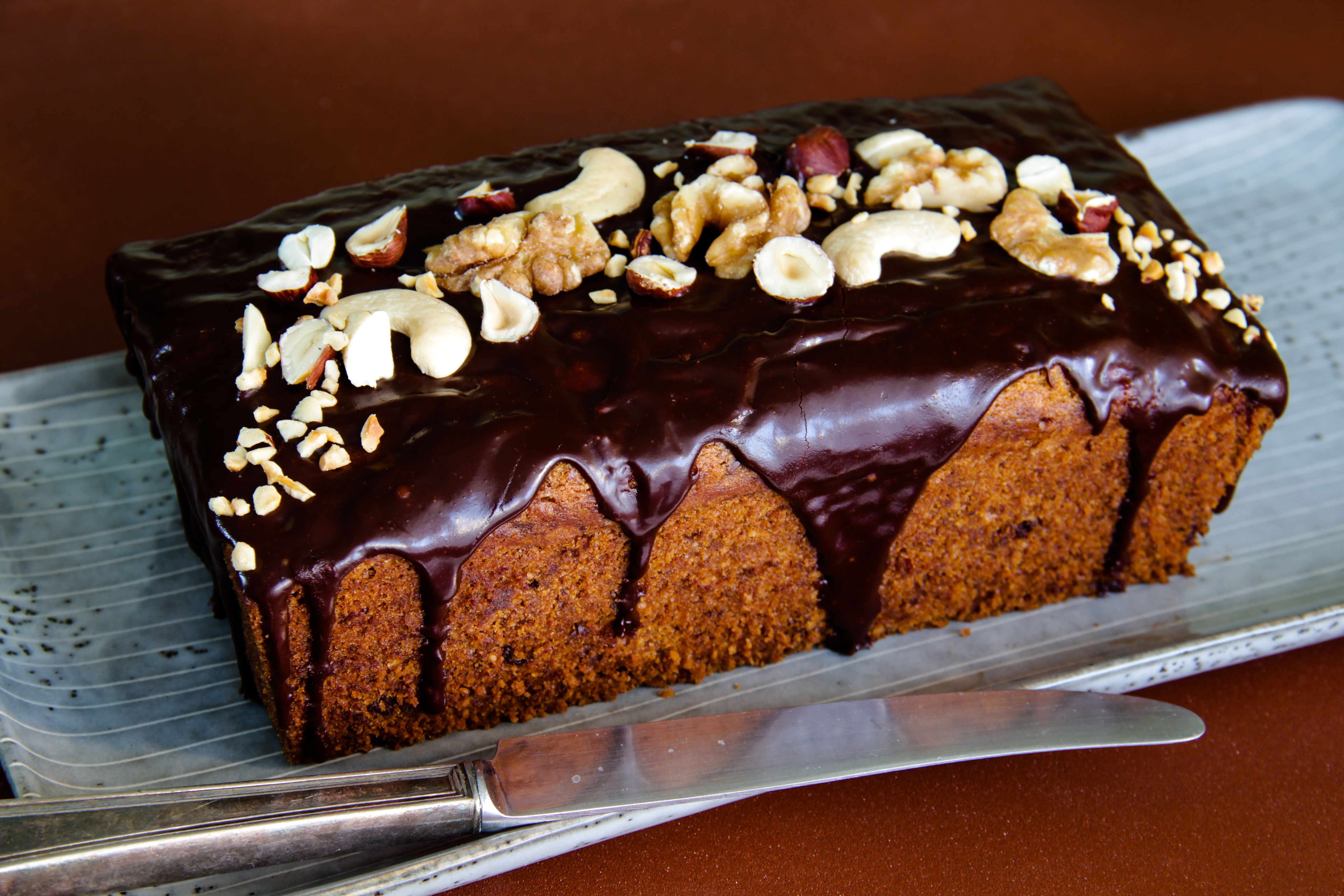 Saftiger Walnusskuchen mit Nugat & Schokolade (vegan)