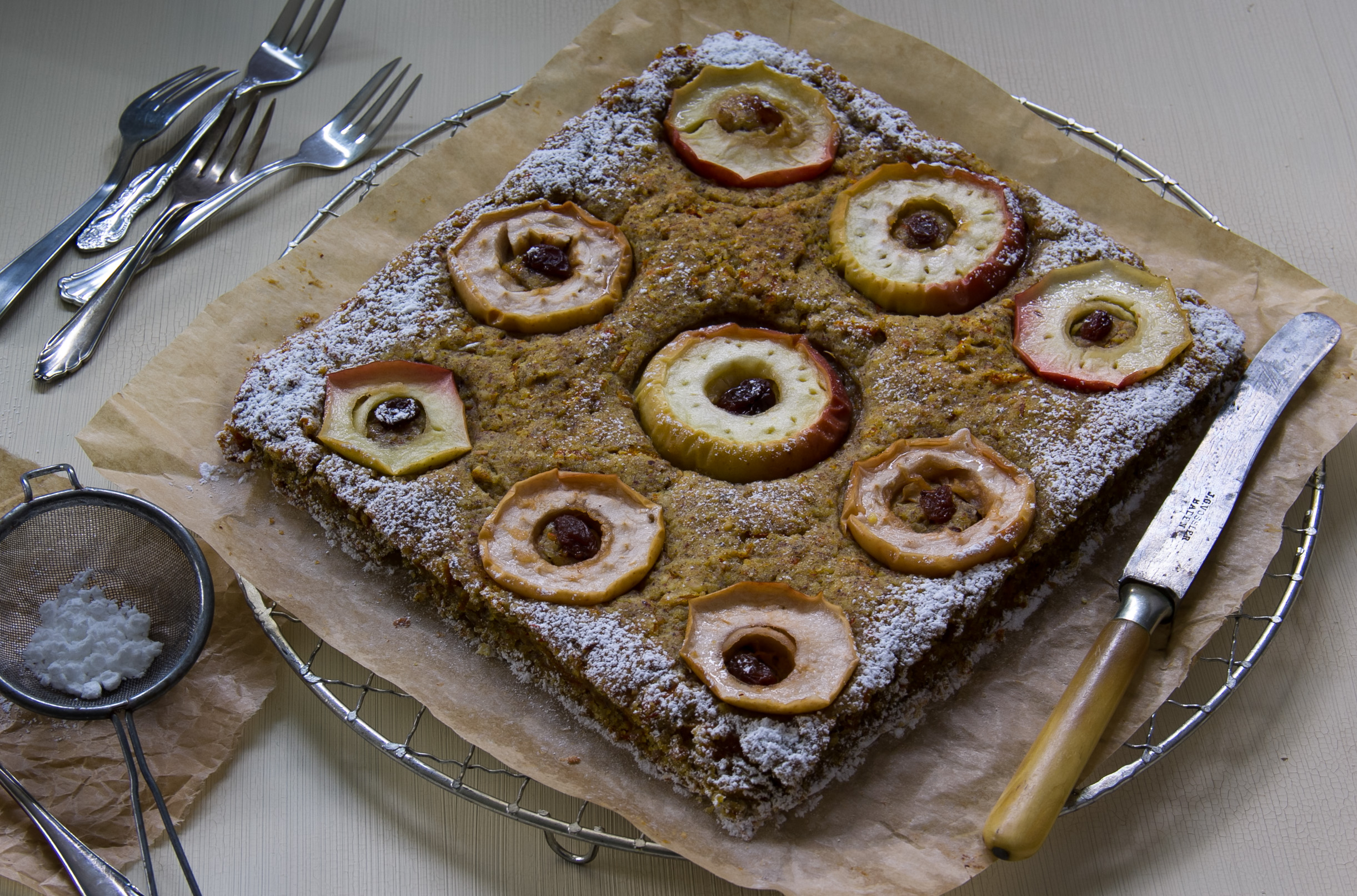 Saftiger Kürbiskuchen mit Gewürzen & Bratapfelringen