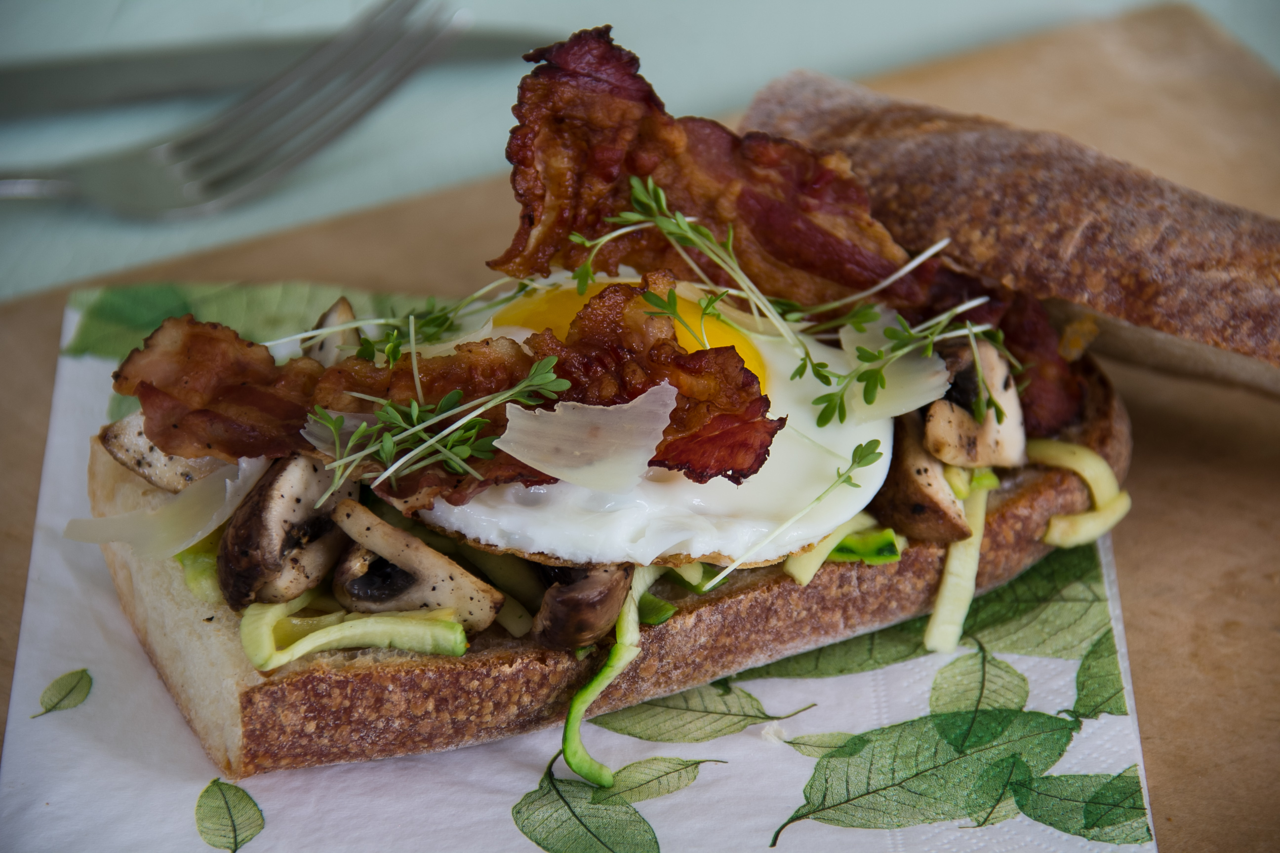 Herzhaft belegtes Brot mit Pilzen, Ei & Speck