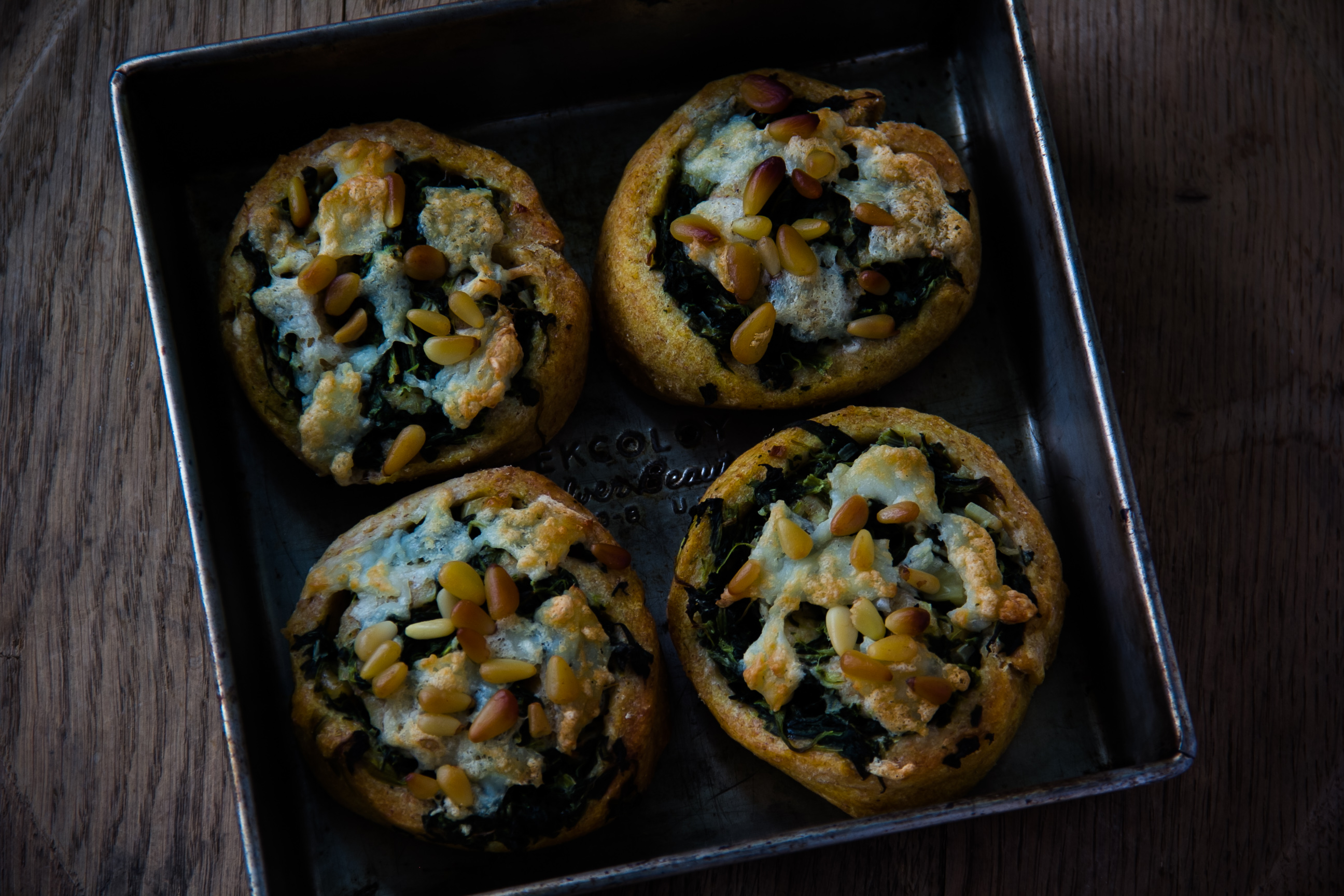 Spinatschnecken mit Halloumi, Mozzarella & Pinienkernen