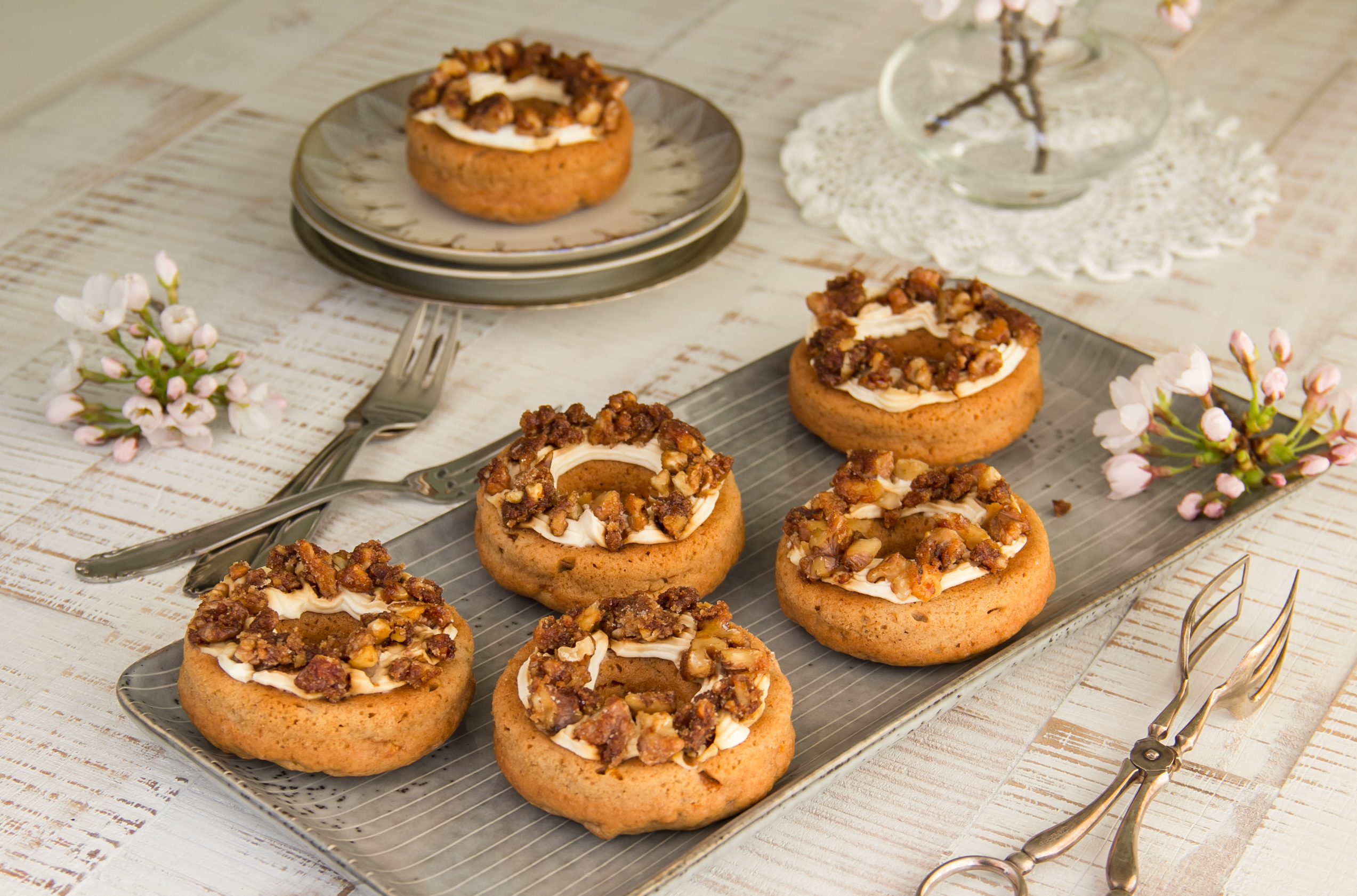 Karotten-Donuts mit Frischkäse & Karamell-Walnüssen