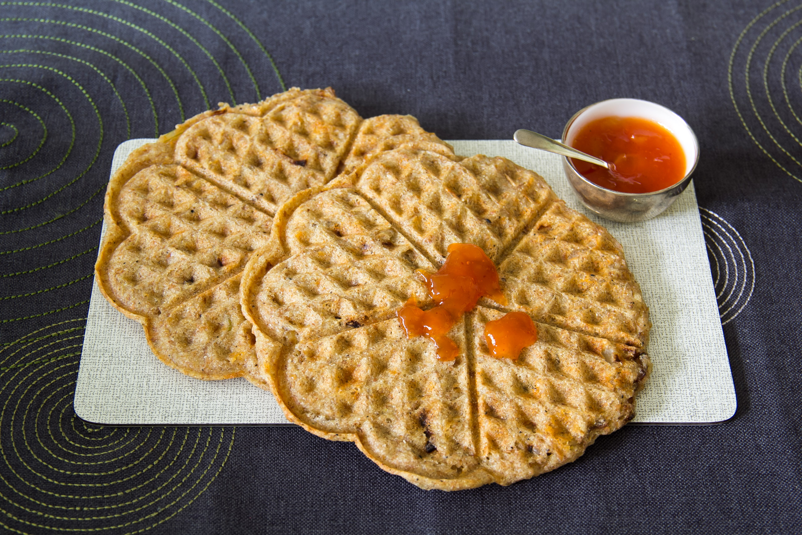 Herzhafte Buchweizen-Dinkel-Waffeln mit Zwiebeln & Käse
