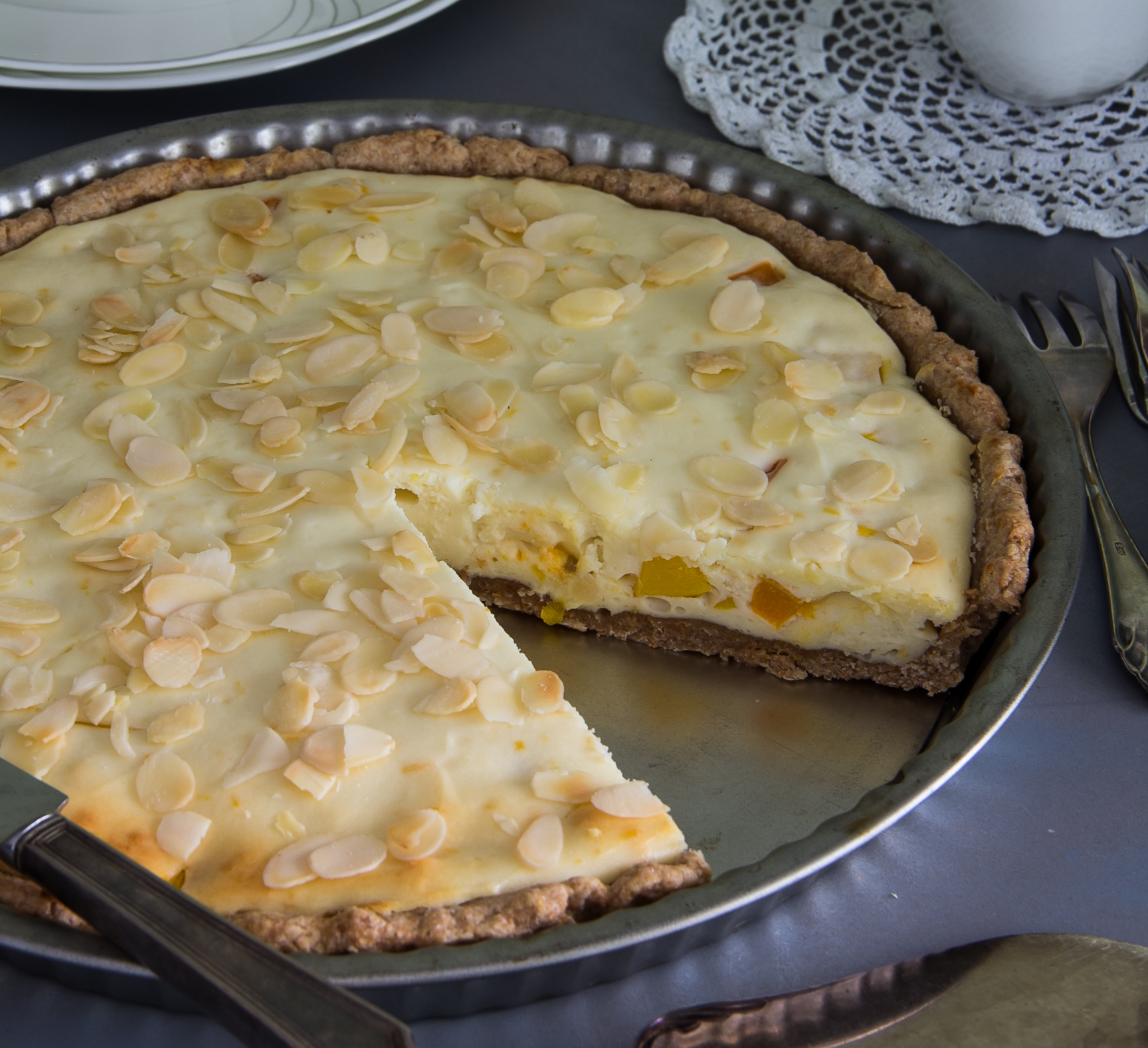 Fruchtiger Quarkkuchen mit Mango, Aprikose & weißer Schokolade (ohne Ei)