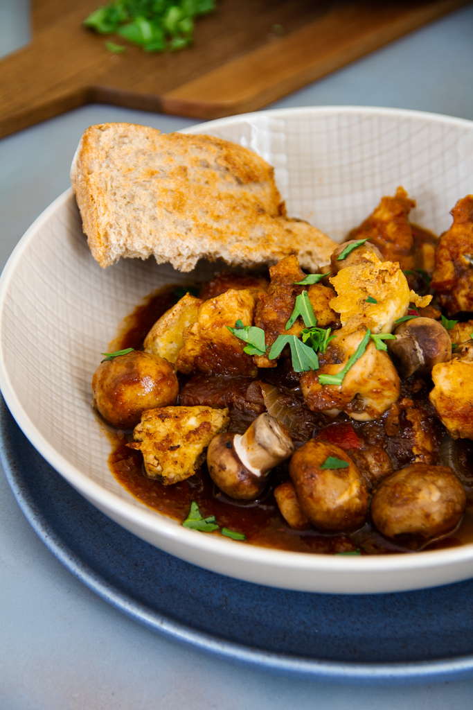 Veganes Gulasch mit Tofu, Champignons &amp; veganer Rotwein-Bratensauce