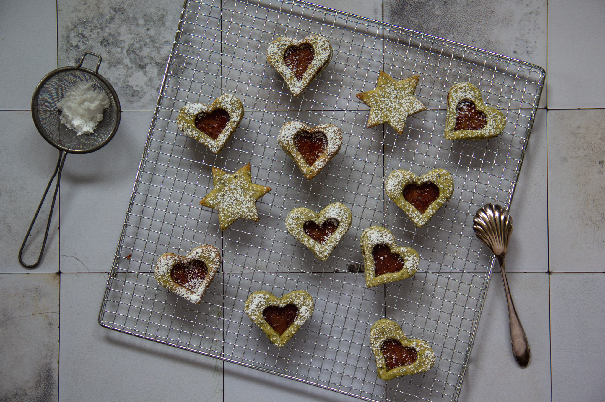 Kürbiskern-Spitzbuben mit Himbeerkonfitüre