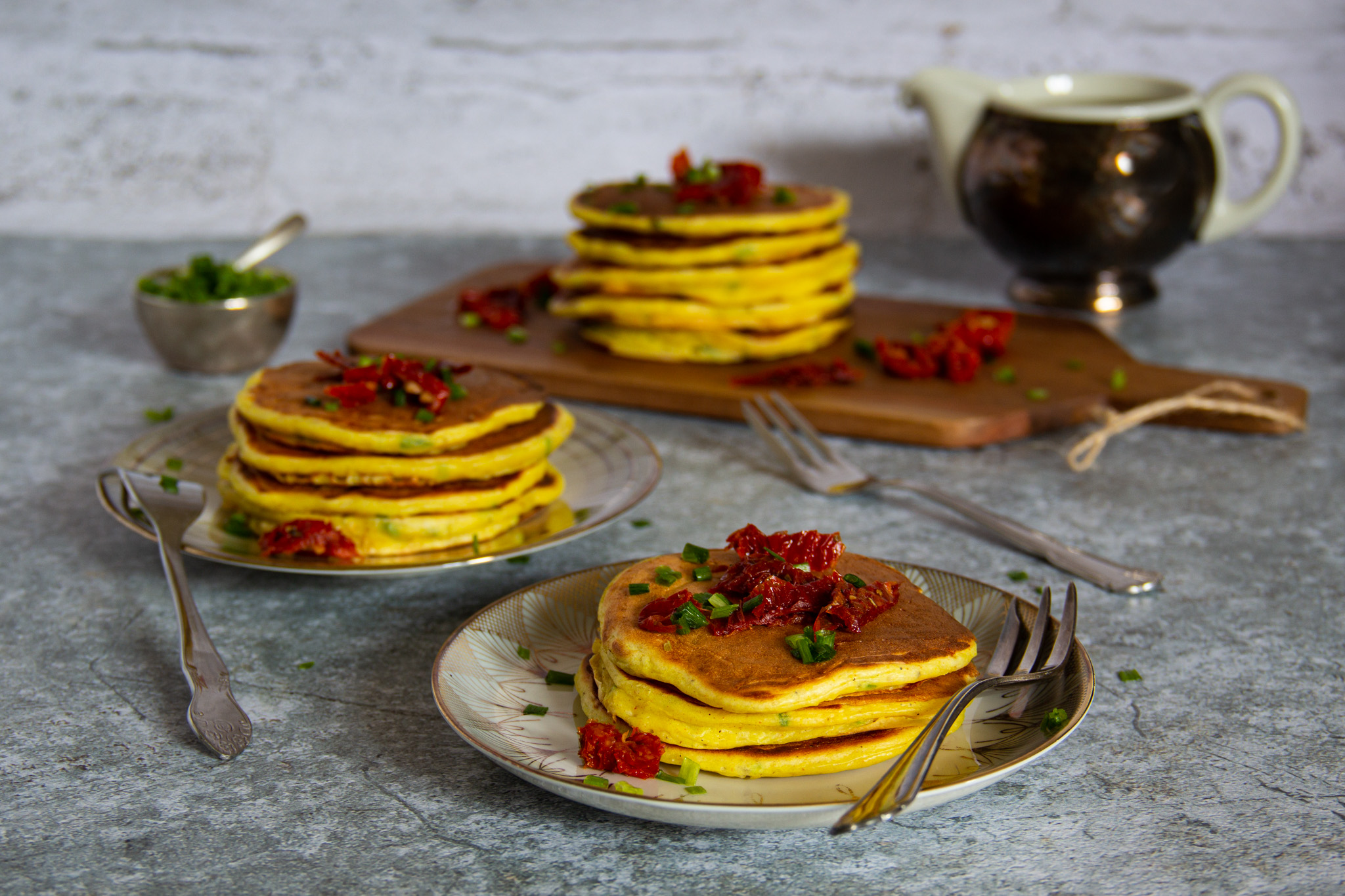 Herzhafte Käse-Quark-Pfannkuchen mit getrockneten Tomaten