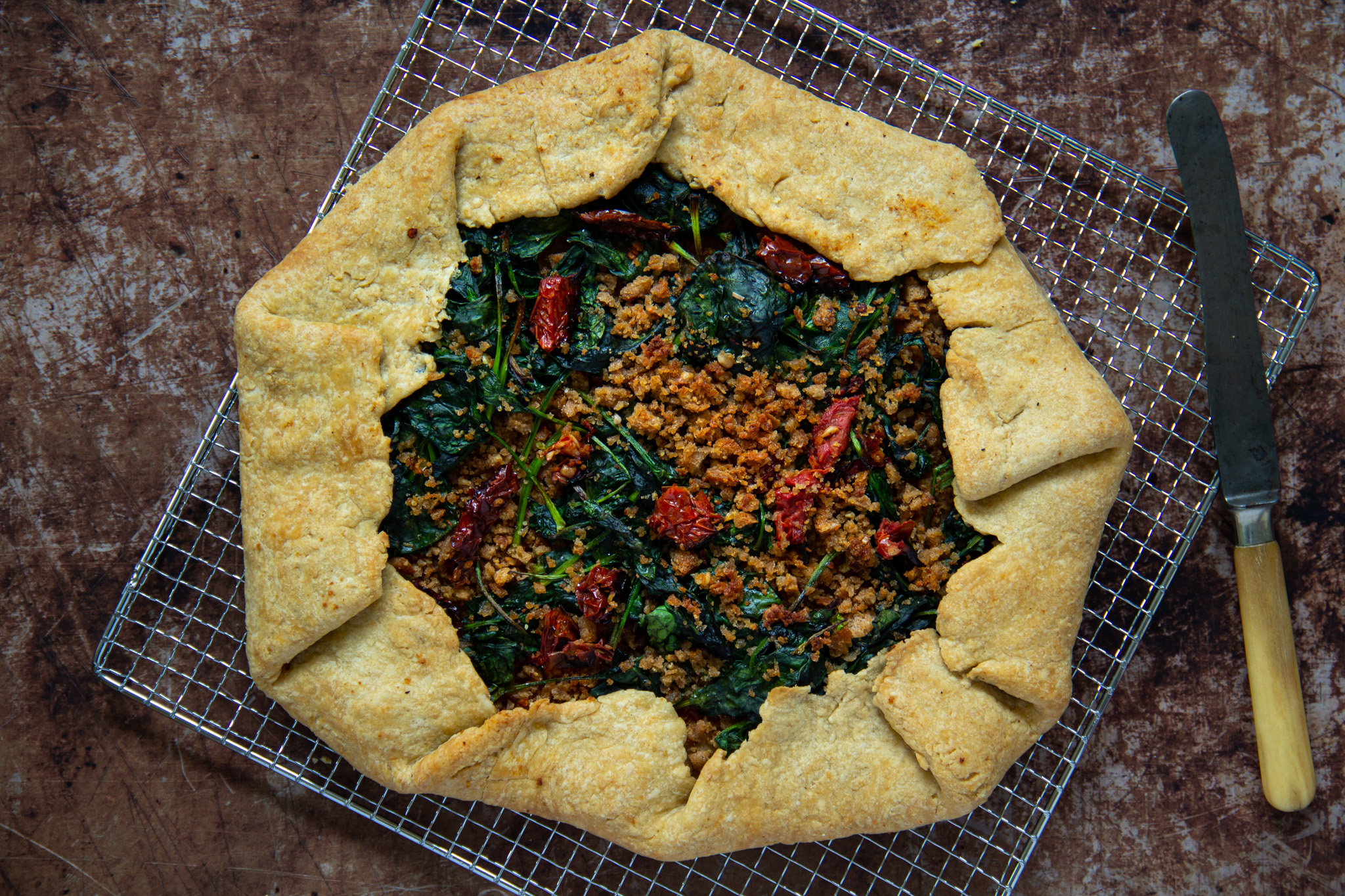 Herzhafte Spinat-Galette mit getrockneten Tomaten & Vollkornknusper (vegan)