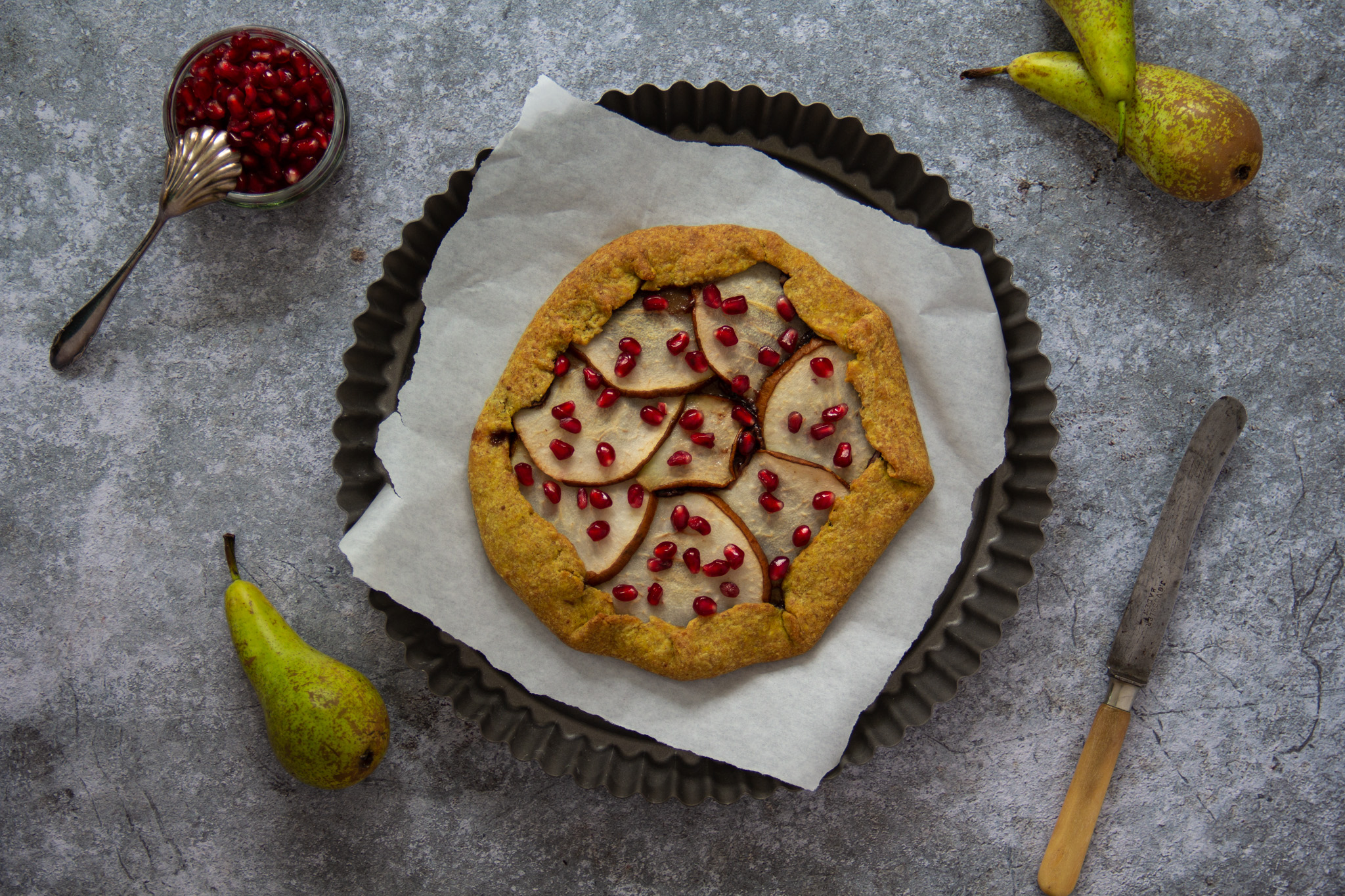 Knusprige Galette mit Birne, Nugat & Granatapfel