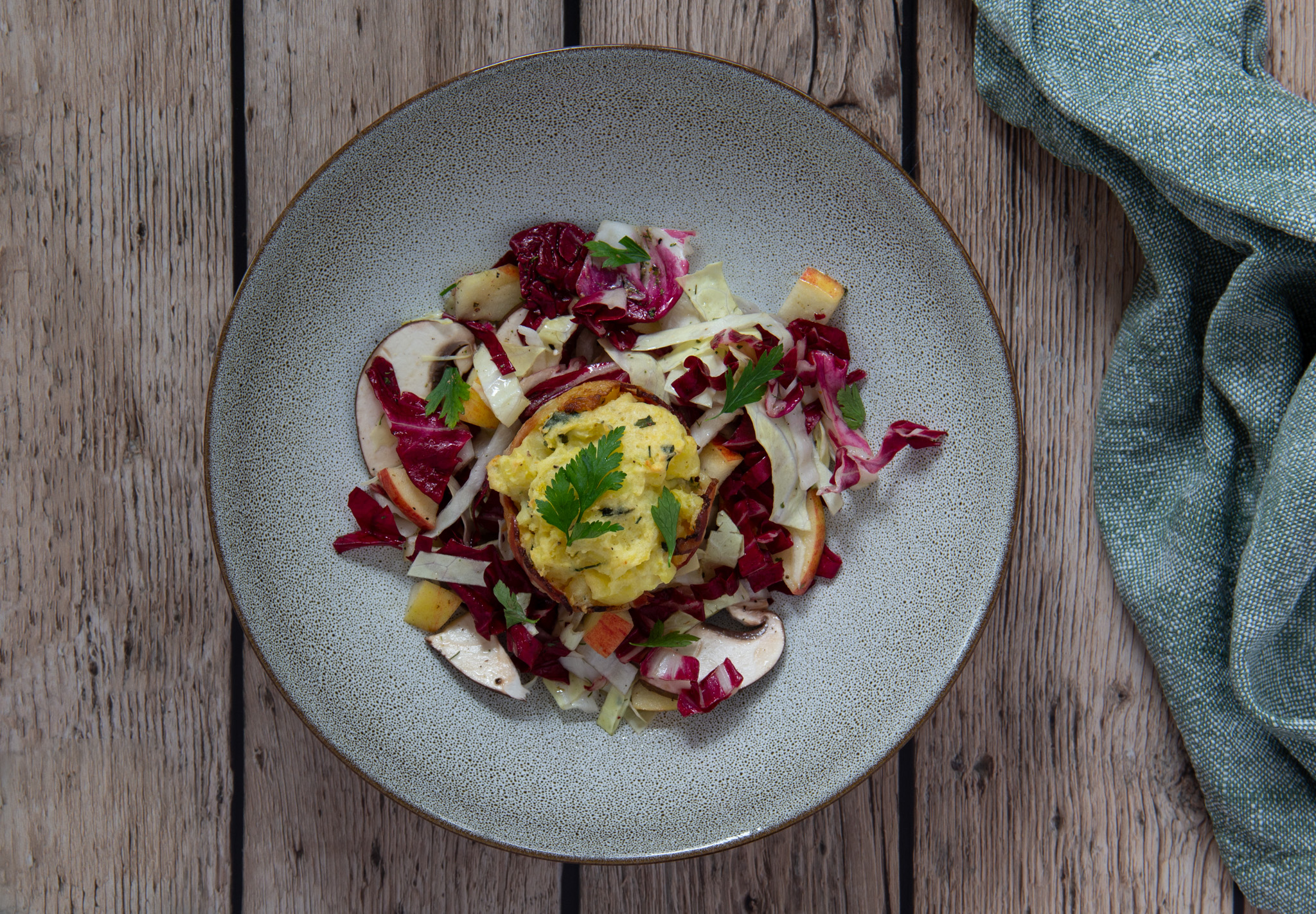 Herzhafte Kartoffel-Muffins mit Mozzarella, Parmesan & Speck auf Winter-Salat