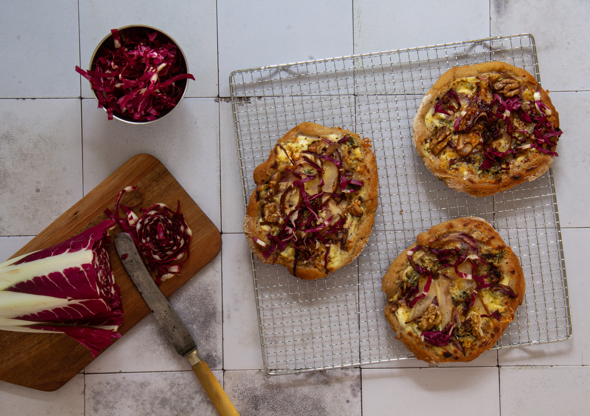 Roggen-Pizzen m Blauschimmel, Birne, Radicchio & Walnuss_BEARB-4