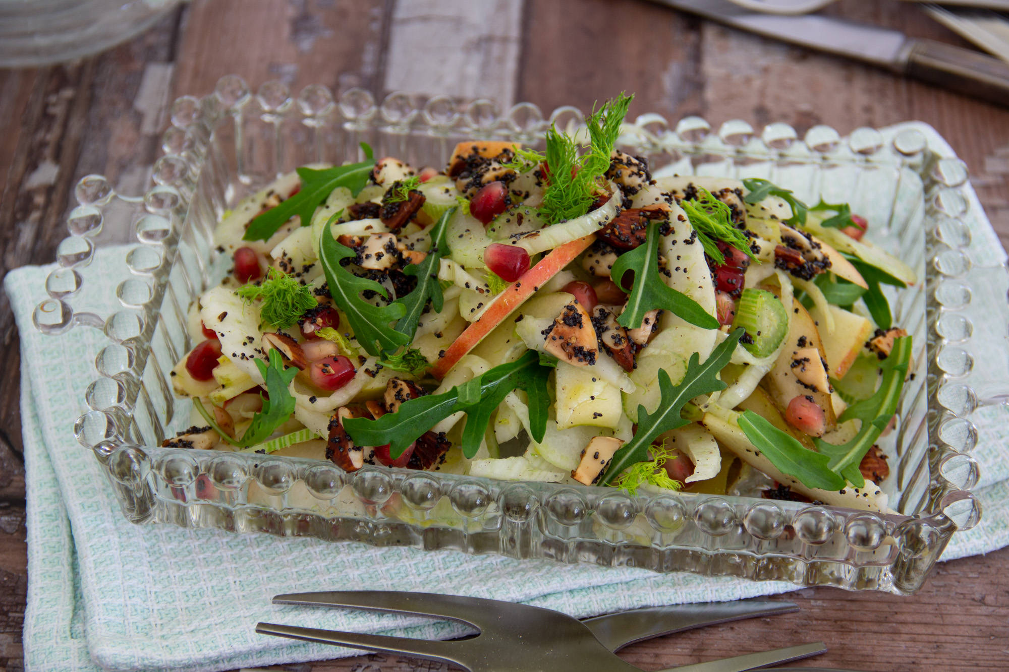 Fenchel-Birnen-Salat mit Rucola, Granatapfel, Mandeln & Mohn