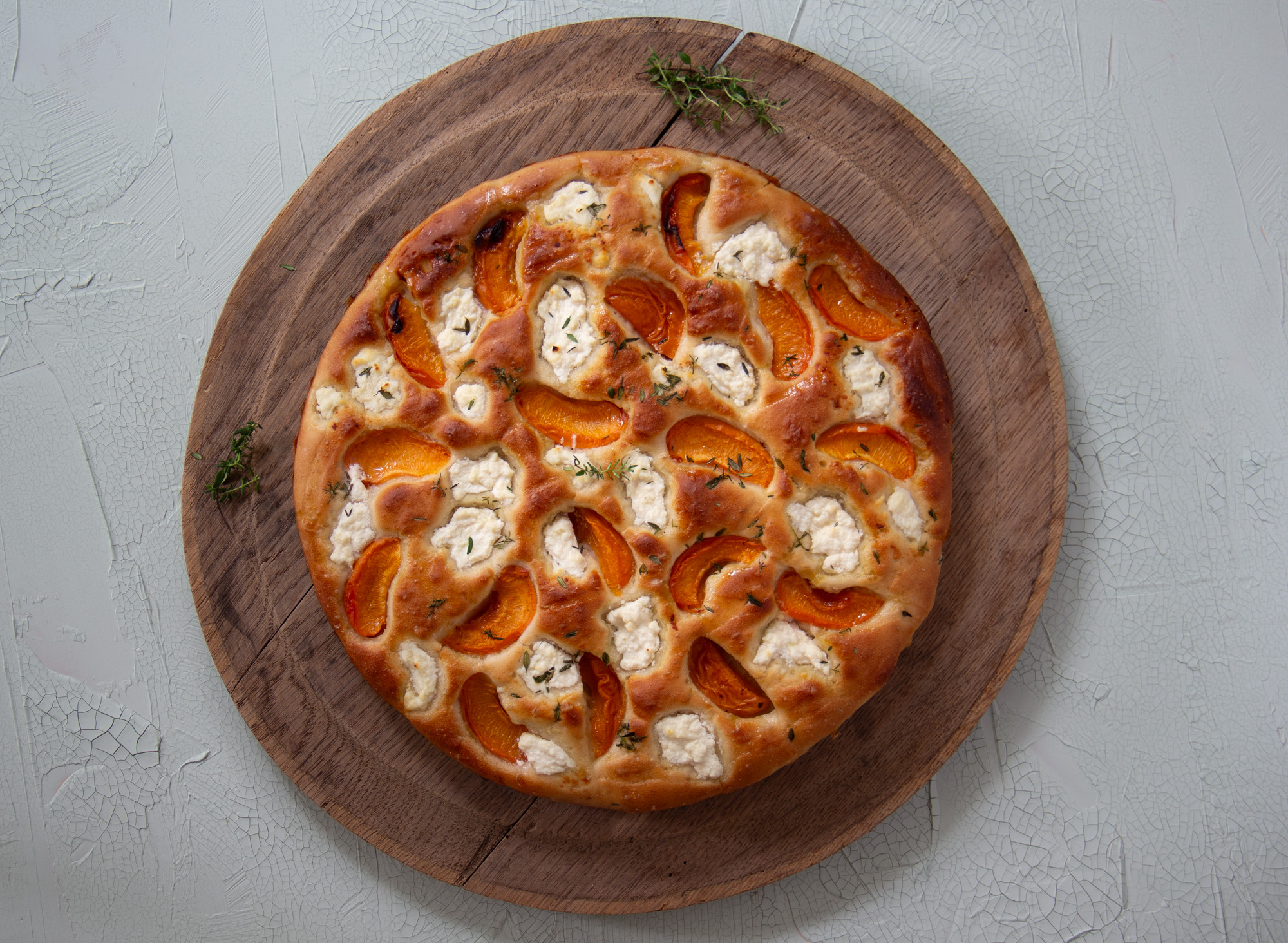 Focaccia mit Aprikosen, Thymian & Ricotta
