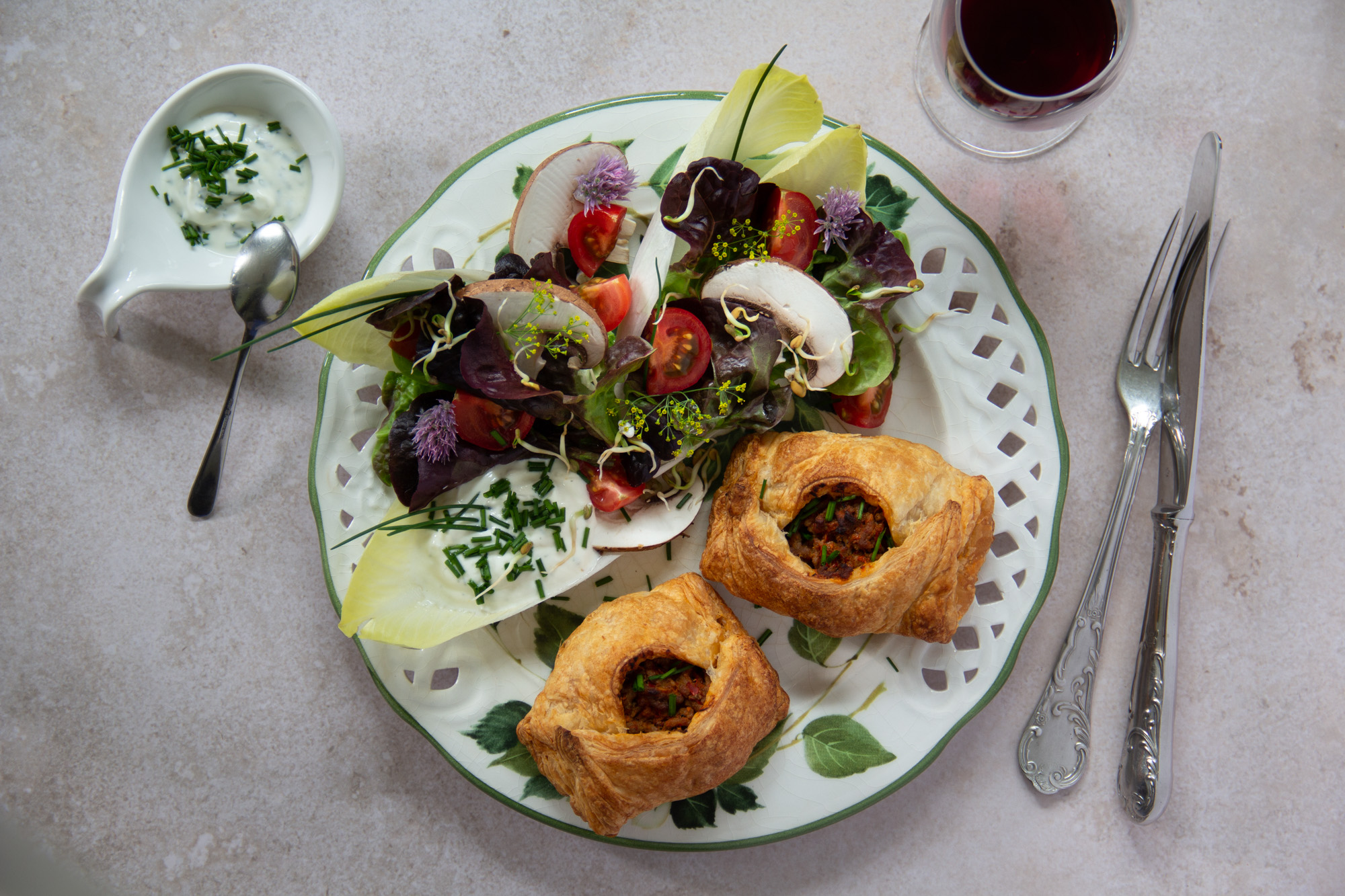 Naschkatze: Hackfleisch-Ajvar-Taschen mit Knoblauchdipp & buntem Salat Naschkatze: Hackfleisch-Ajvar-Taschen mit Knoblauchdipp & buntem Salat