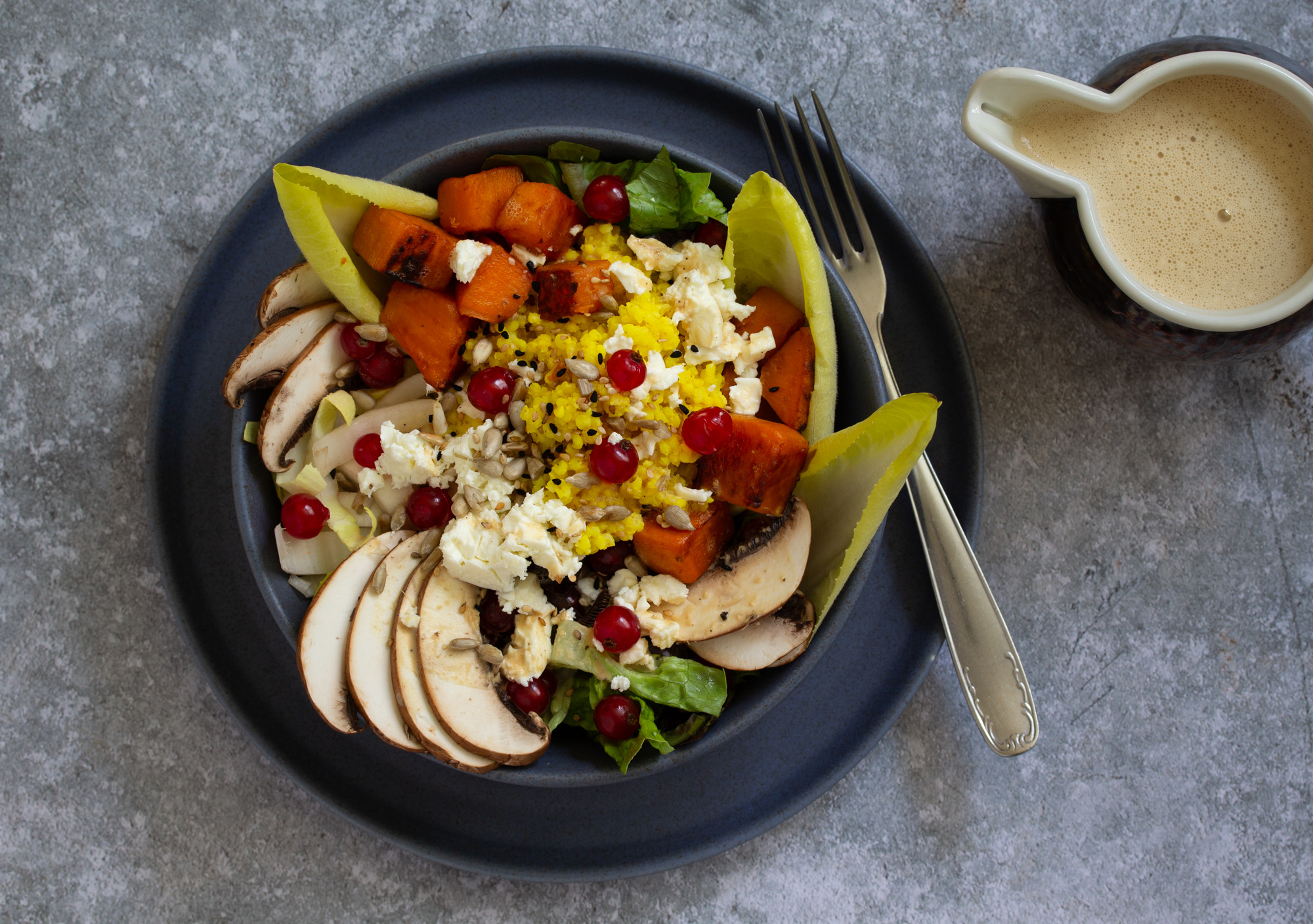 Herzhafte Hirse-Bowl mit Erdnuss-Sauce
