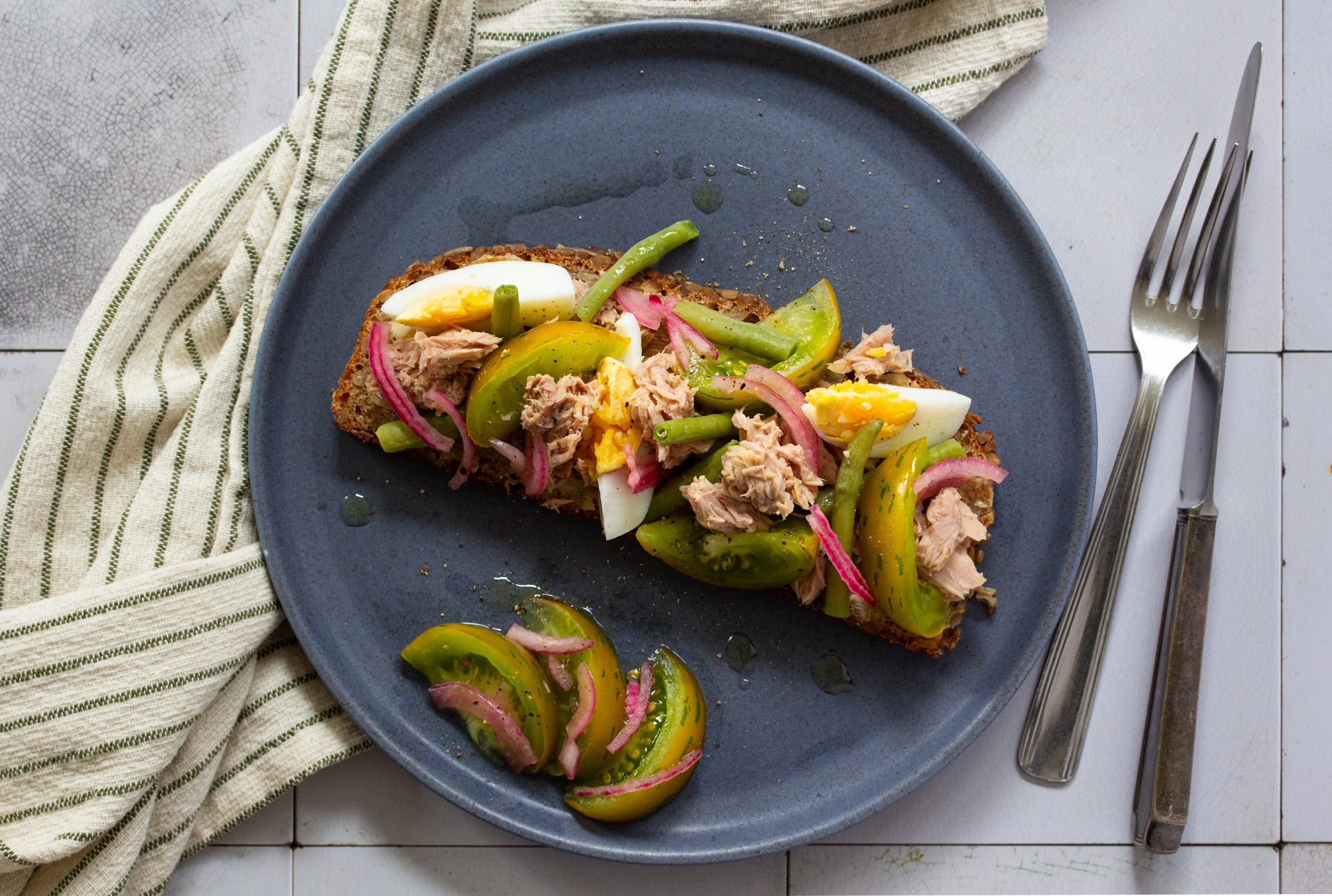 Bunt belegtes Brot à la Niçoise