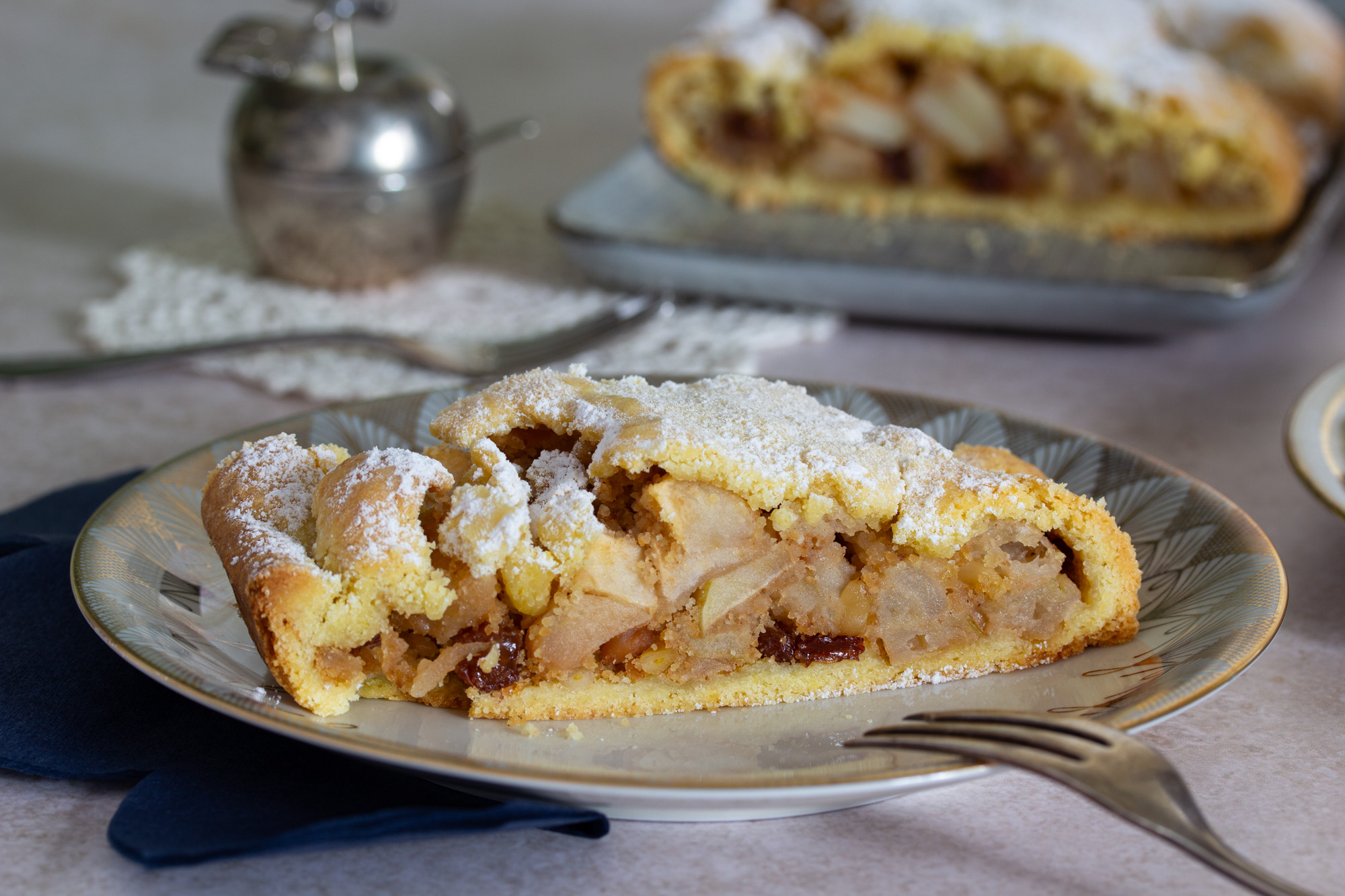 Reisemitbringsel: Südtiroler Apfelstrudel mit Mürbteig & Pinienkernen