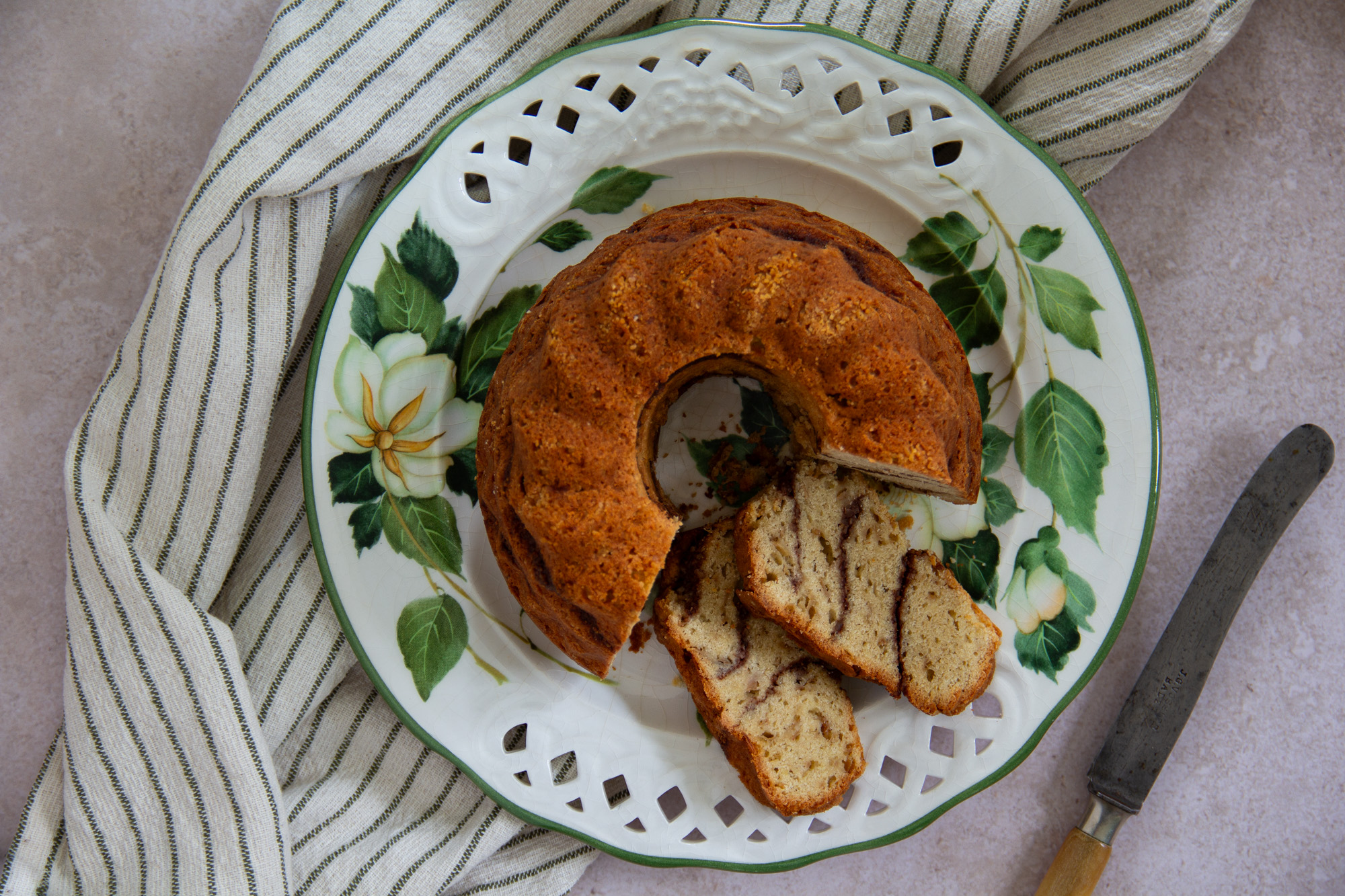 Saftiger Apfelgugelhupf mit Zimt-Pekan-Swirl