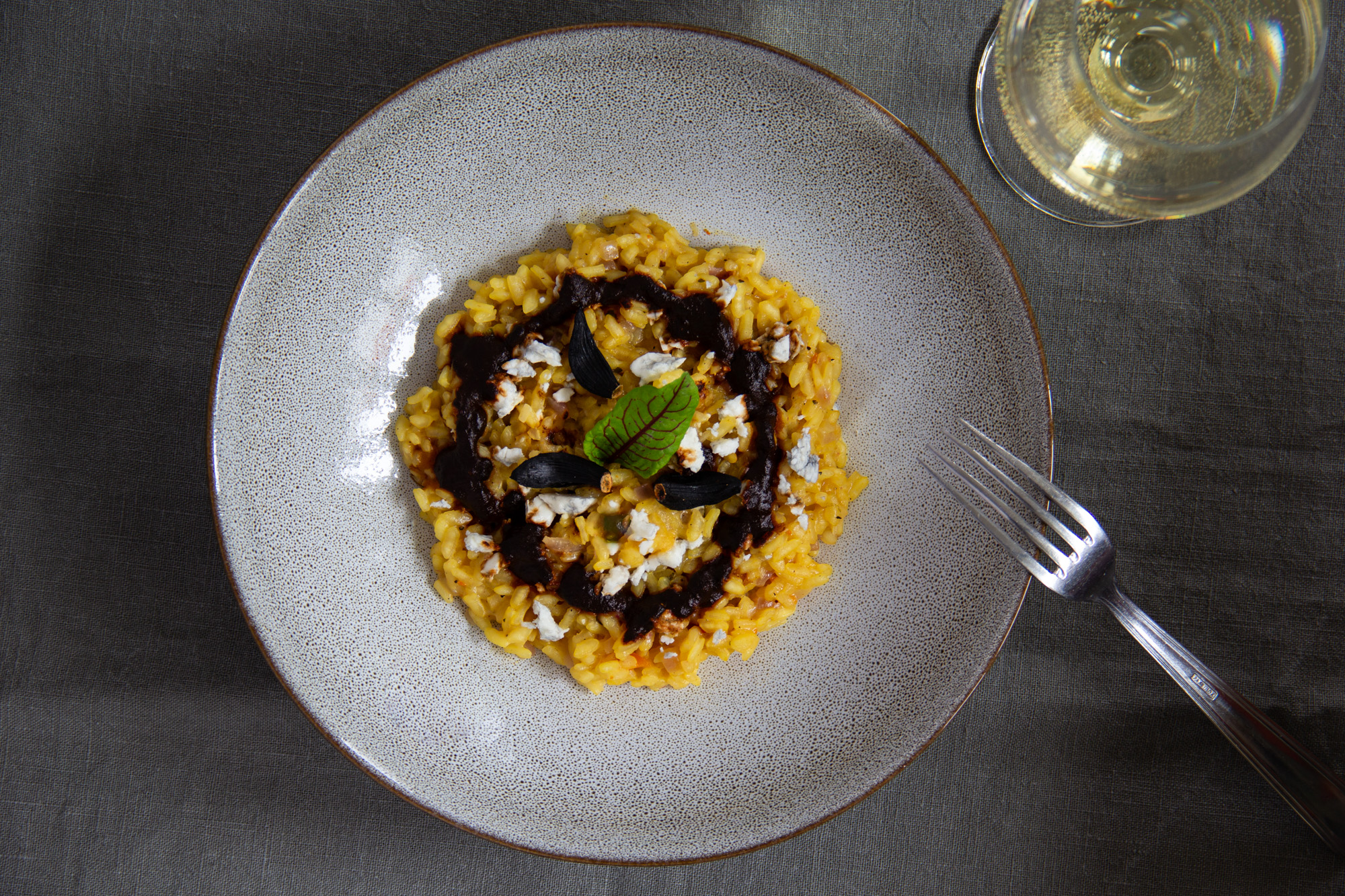 Safran-Risotto mit schwarzem Knoblauch & Ziegenkäse